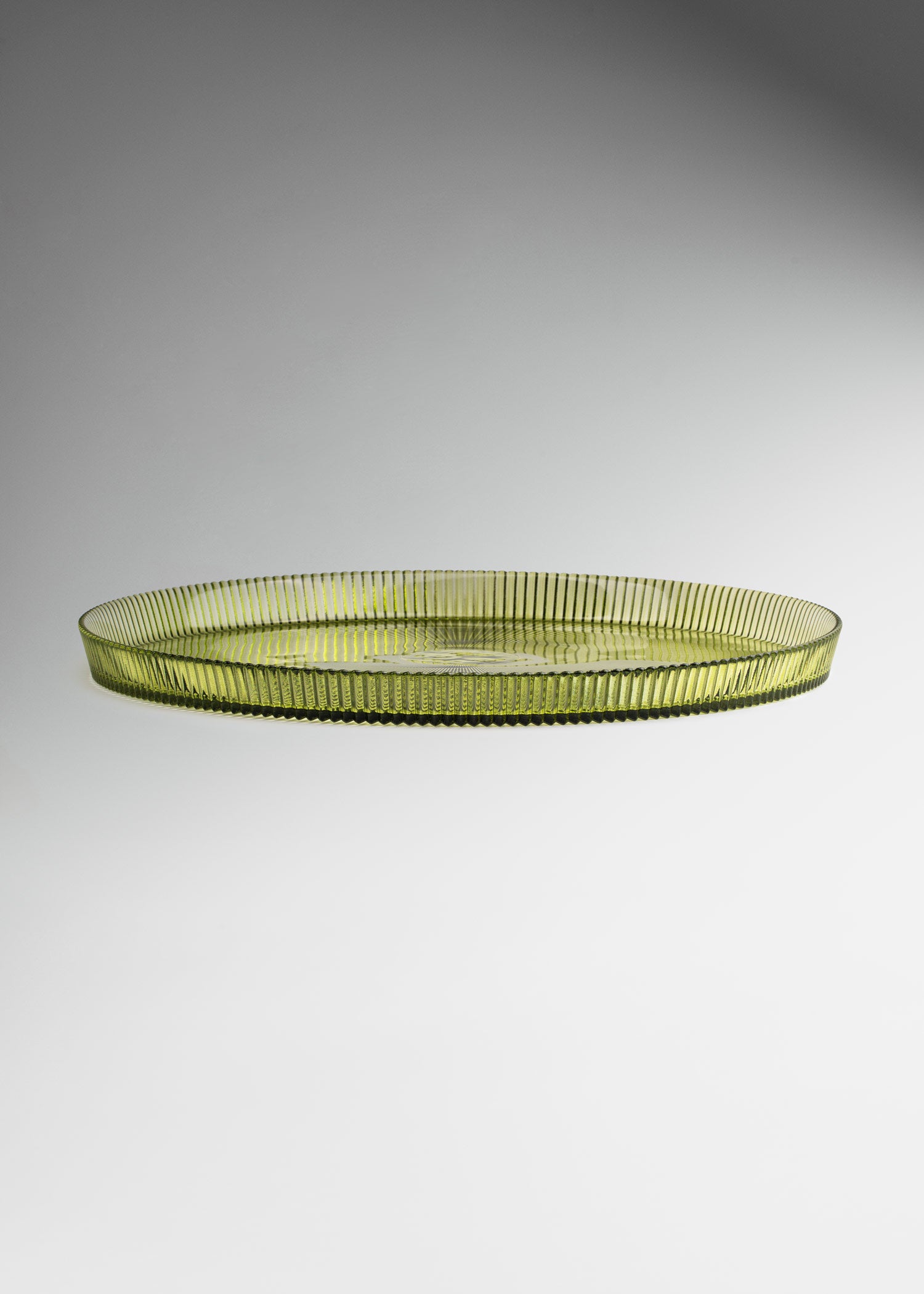 Plato base de vidrio verde olivo ala altas 31.5 cm