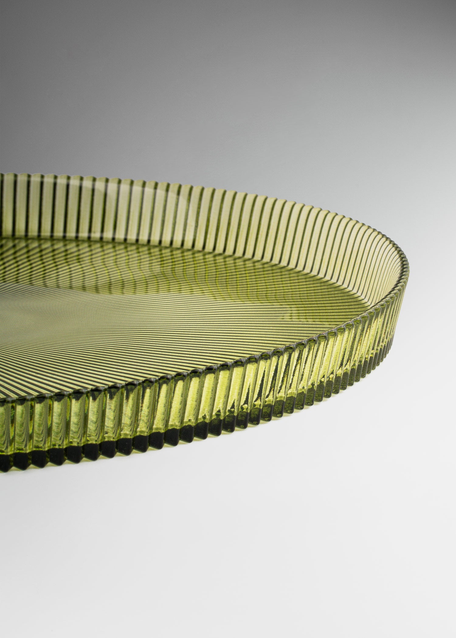 Plato base de vidrio verde olivo ala altas 31.5 cm