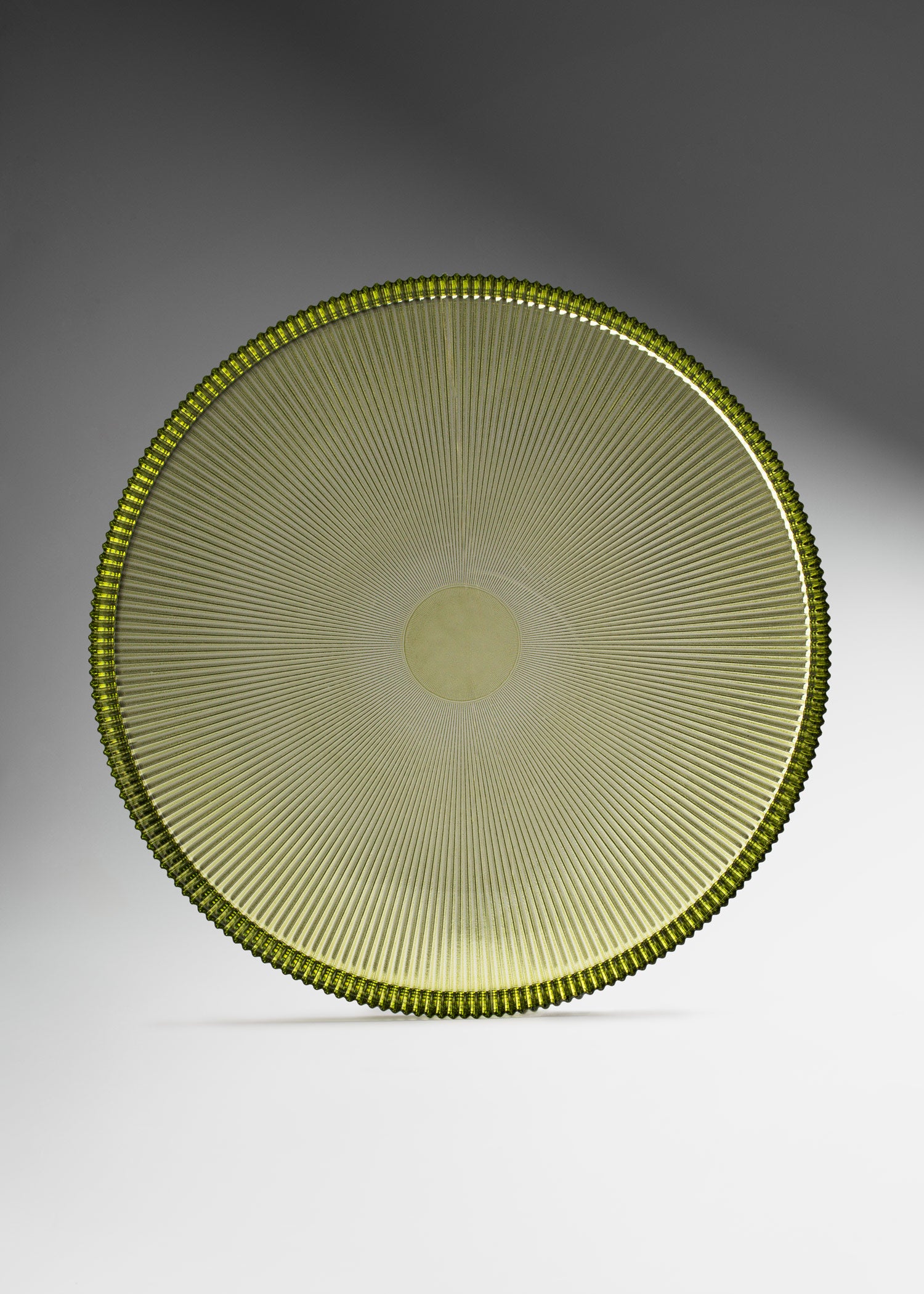 Plato base de vidrio verde olivo ala altas 31.5 cm