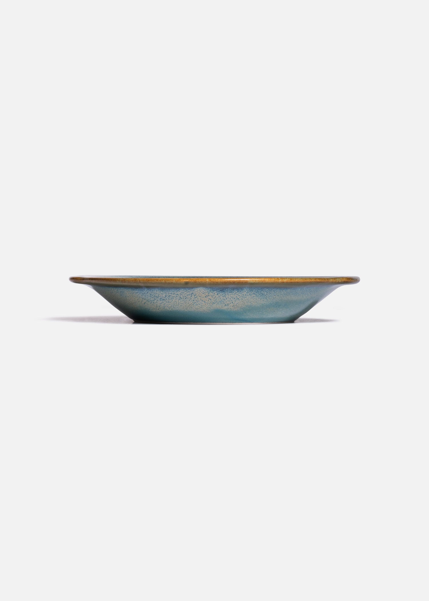 Detalle del acabado brillante del plato de porcelana Caribe