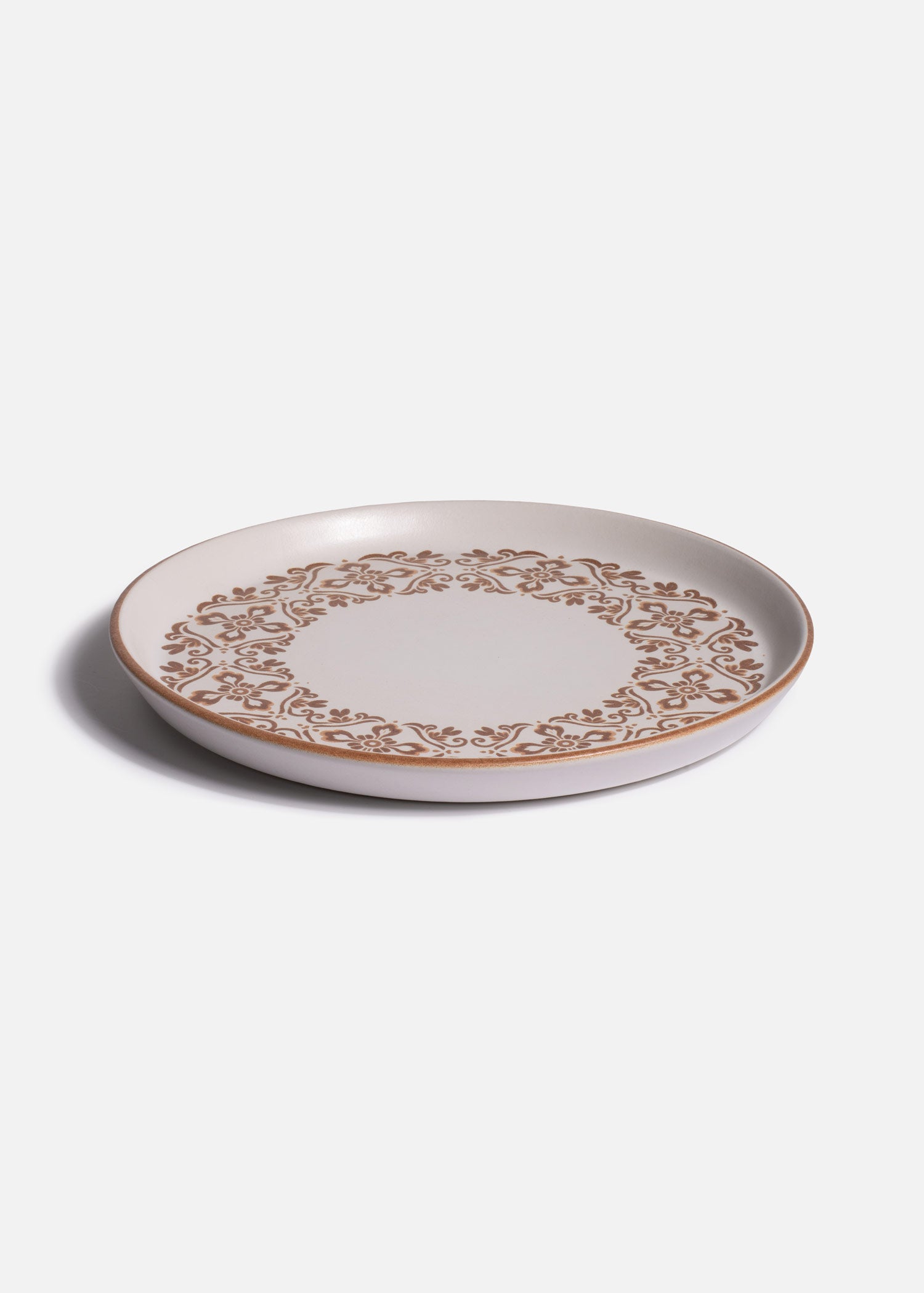 Plato de cerámica decorado con flores y cenefa ornamental