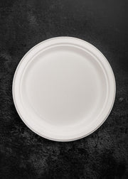Plato compostable redondo blanco de bagazo de caña y maíz de 22.7 cm, vista completa.