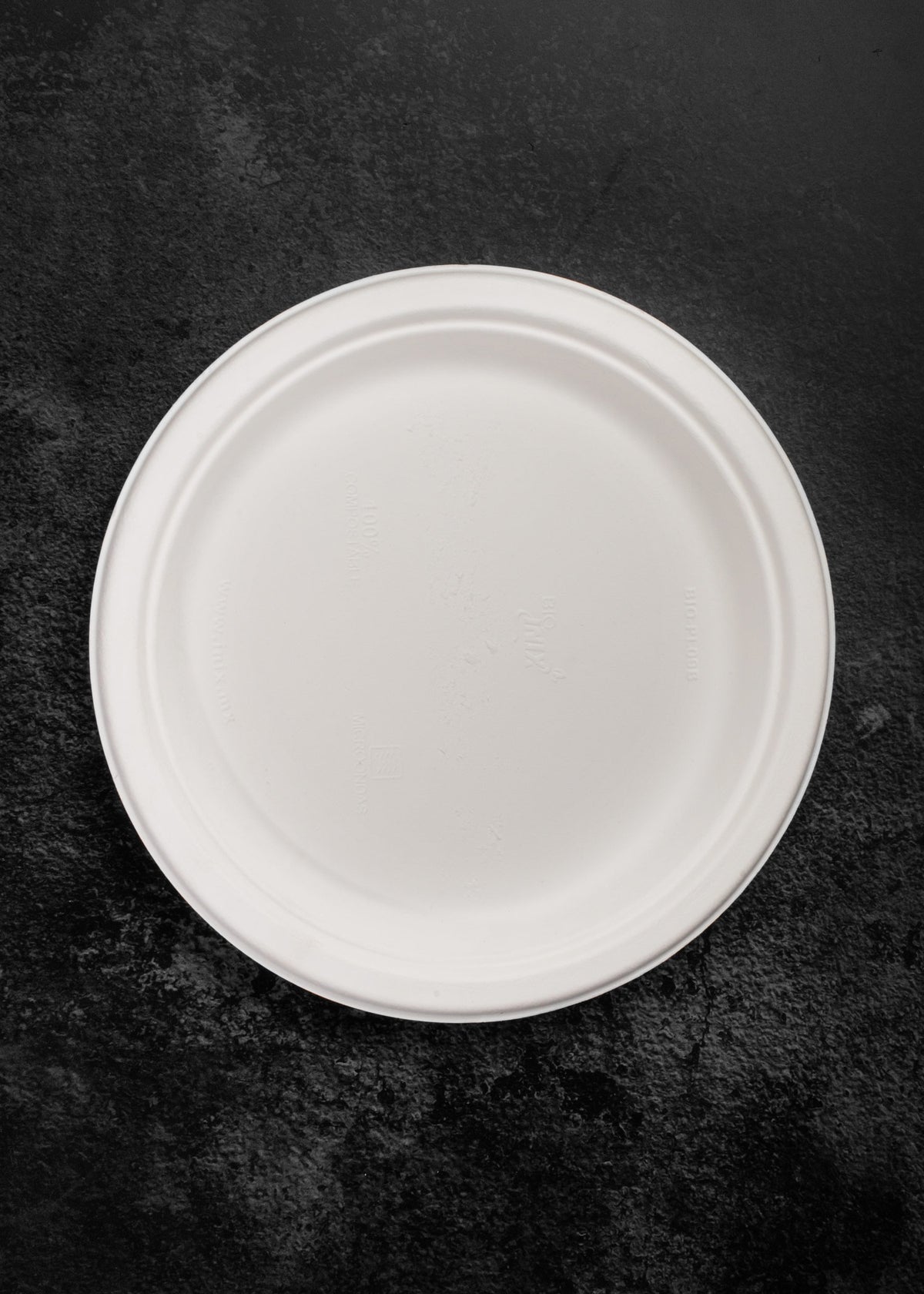 Plato compostable redondo blanco de bagazo de caña y maíz de 22.7 cm, vista completa.