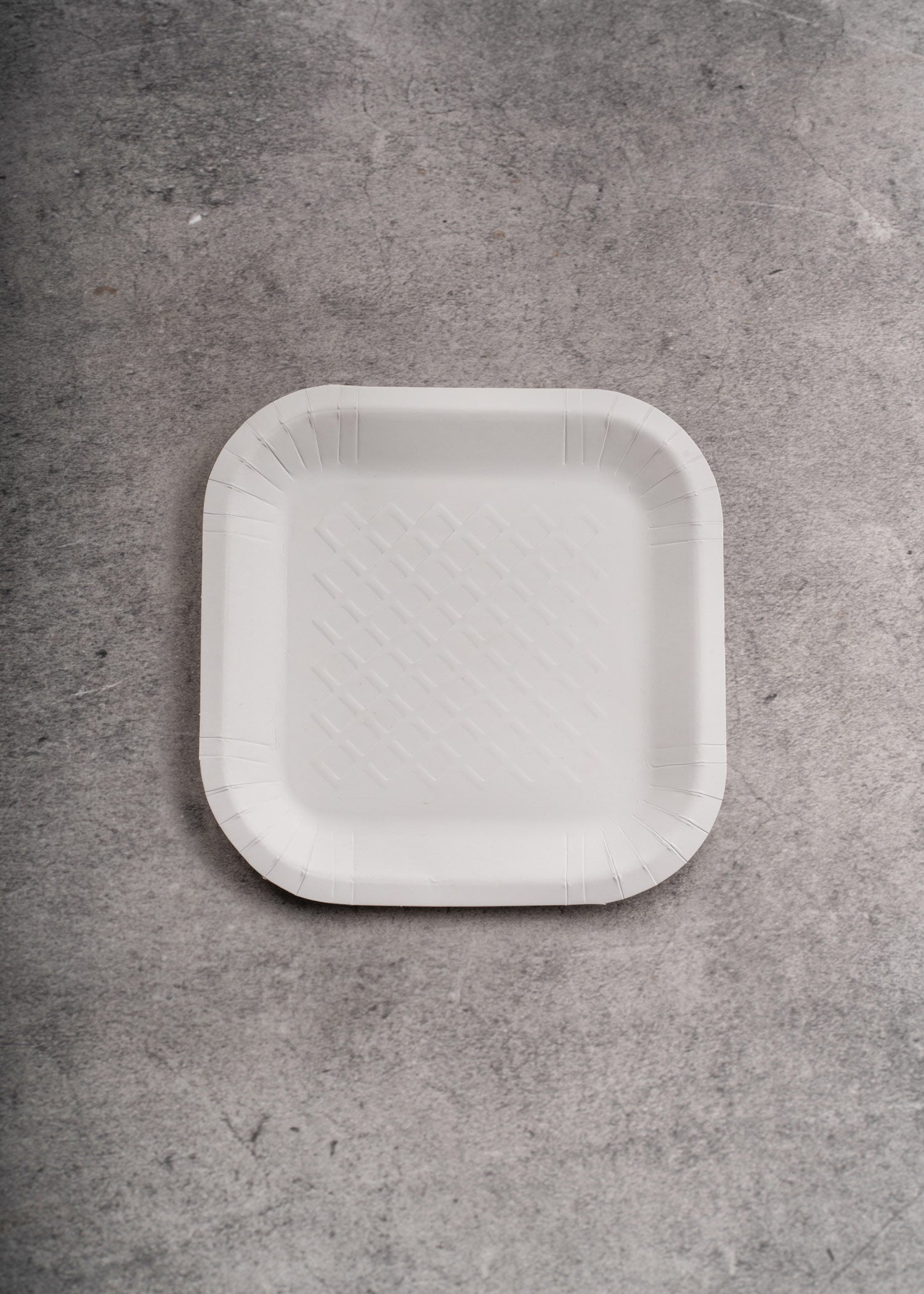 Plato cuadrado desechable resistente blanco de papel (No. 4) para eventos y comida. Alto 1.5 cm, largo 16.7 cm, ancho 17 cm