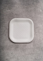 Plato cuadrado desechable resistente blanco de papel (No. 4) para eventos y comida. Alto 1.5 cm, largo 16.7 cm, ancho 17 cm