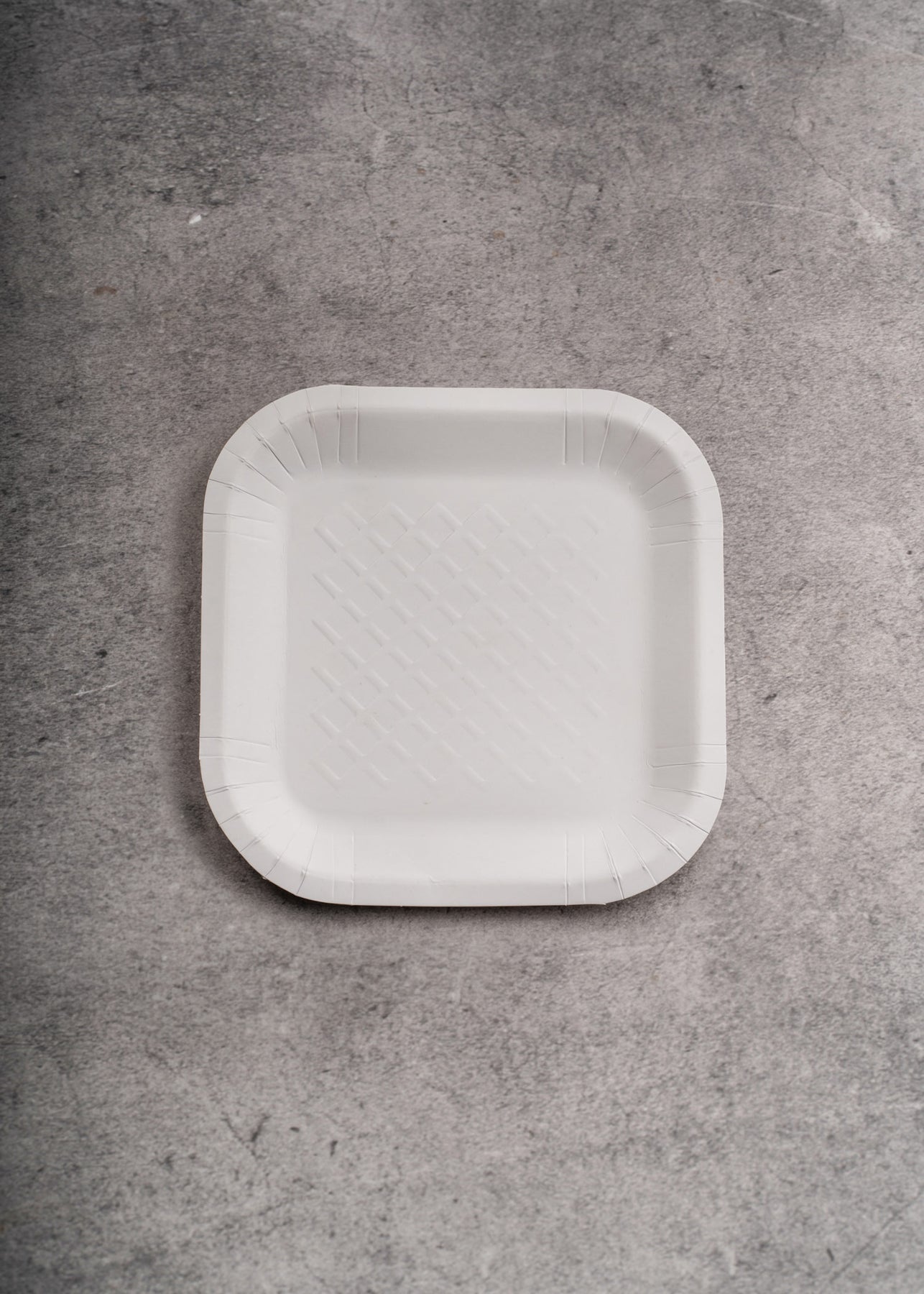 Plato cuadrado desechable resistente blanco de papel (No. 4) para eventos y comida. Alto 1.5 cm, largo 16.7 cm, ancho 17 cm