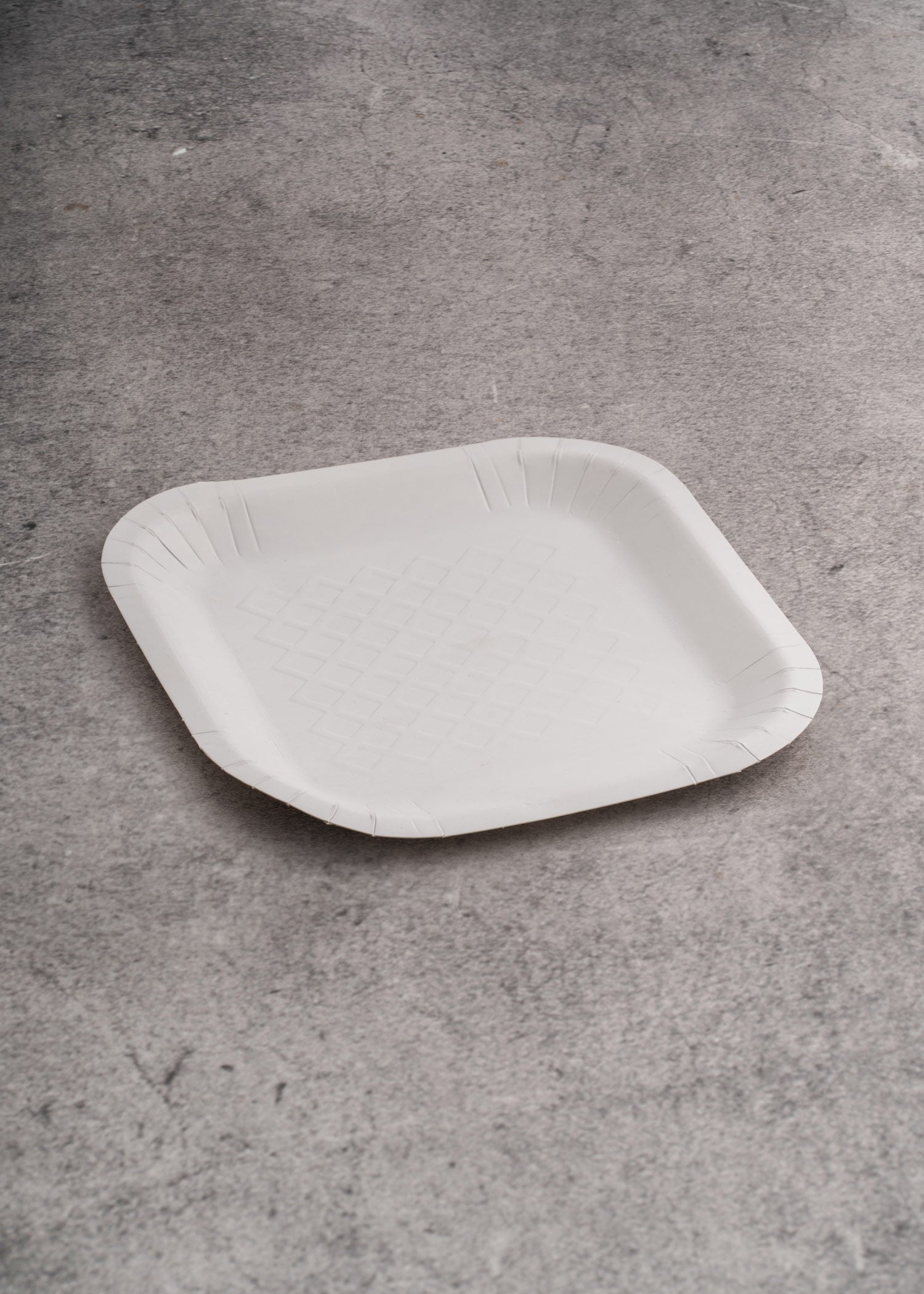 Plato cuadrado desechable resistente blanco de papel (No. 4) para eventos y comida. Alto 1.5 cm, largo 16.7 cm, ancho 17 cm