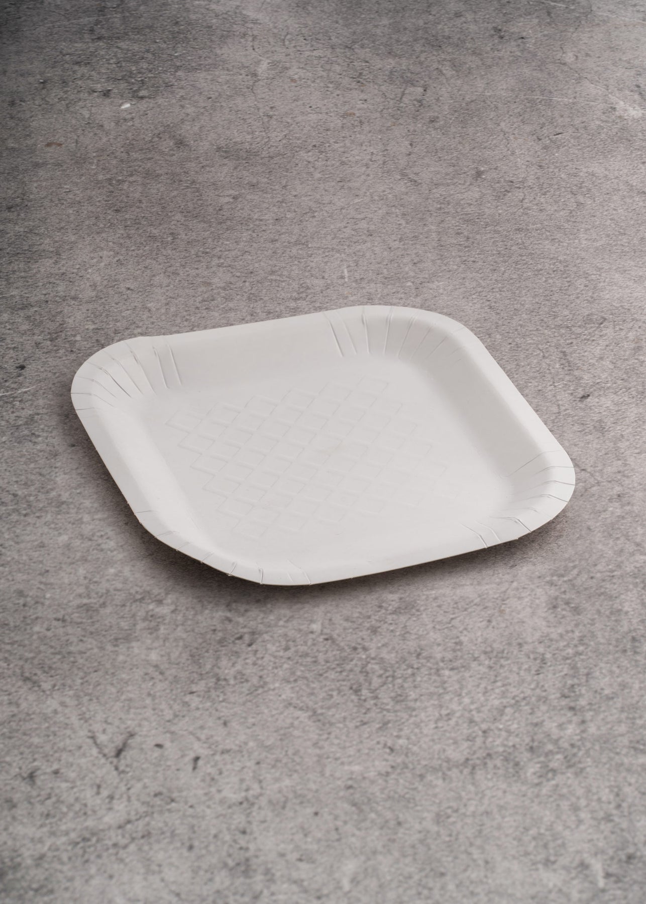 Plato cuadrado desechable resistente blanco de papel (No. 4) para eventos y comida. Alto 1.5 cm, largo 16.7 cm, ancho 17 cm