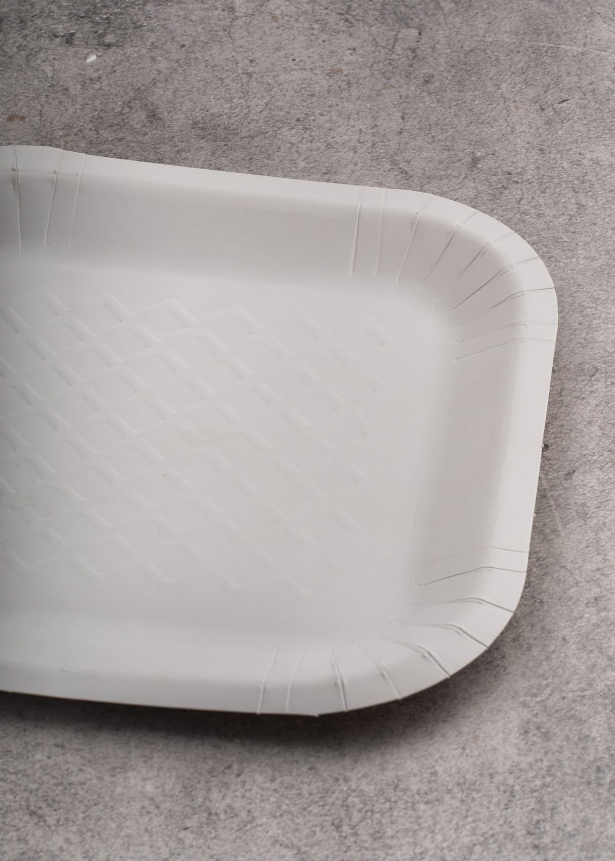 Plato cuadrado desechable resistente blanco de papel (No. 4) para eventos y comida. Alto 1.5 cm, largo 16.7 cm, ancho 17 cm