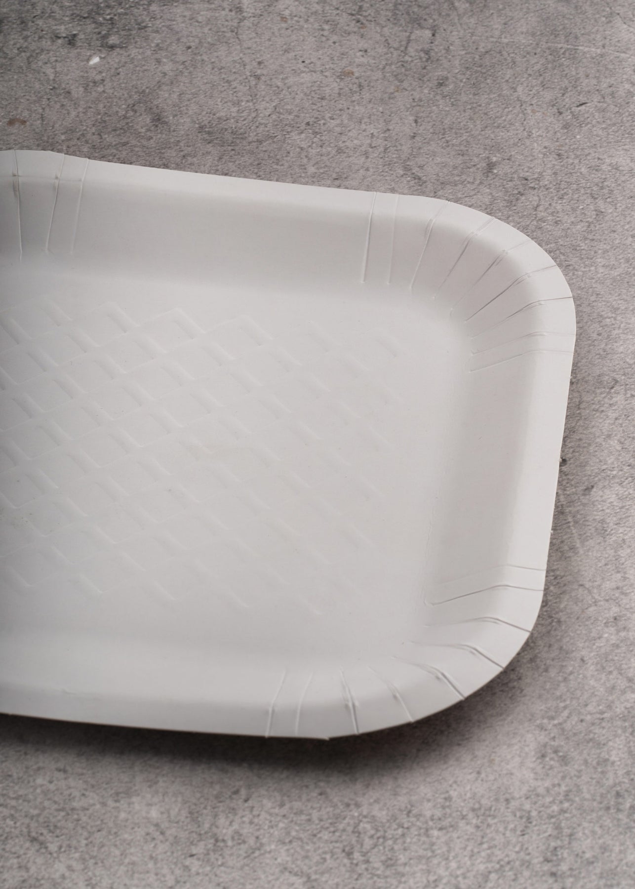 Plato cuadrado desechable resistente blanco de papel (No. 4) para eventos y comida. Alto 1.5 cm, largo 16.7 cm, ancho 17 cm