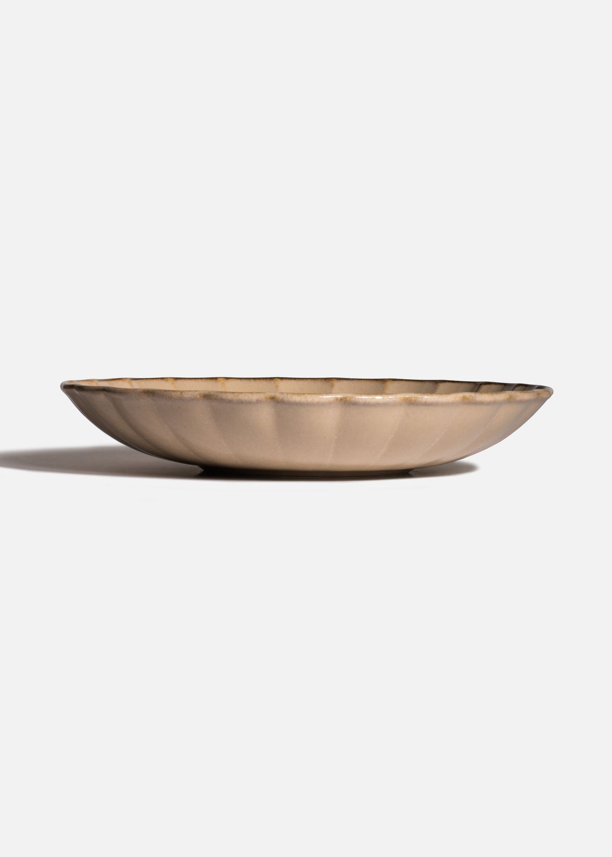 Vista frontal del plato hondo East Sand