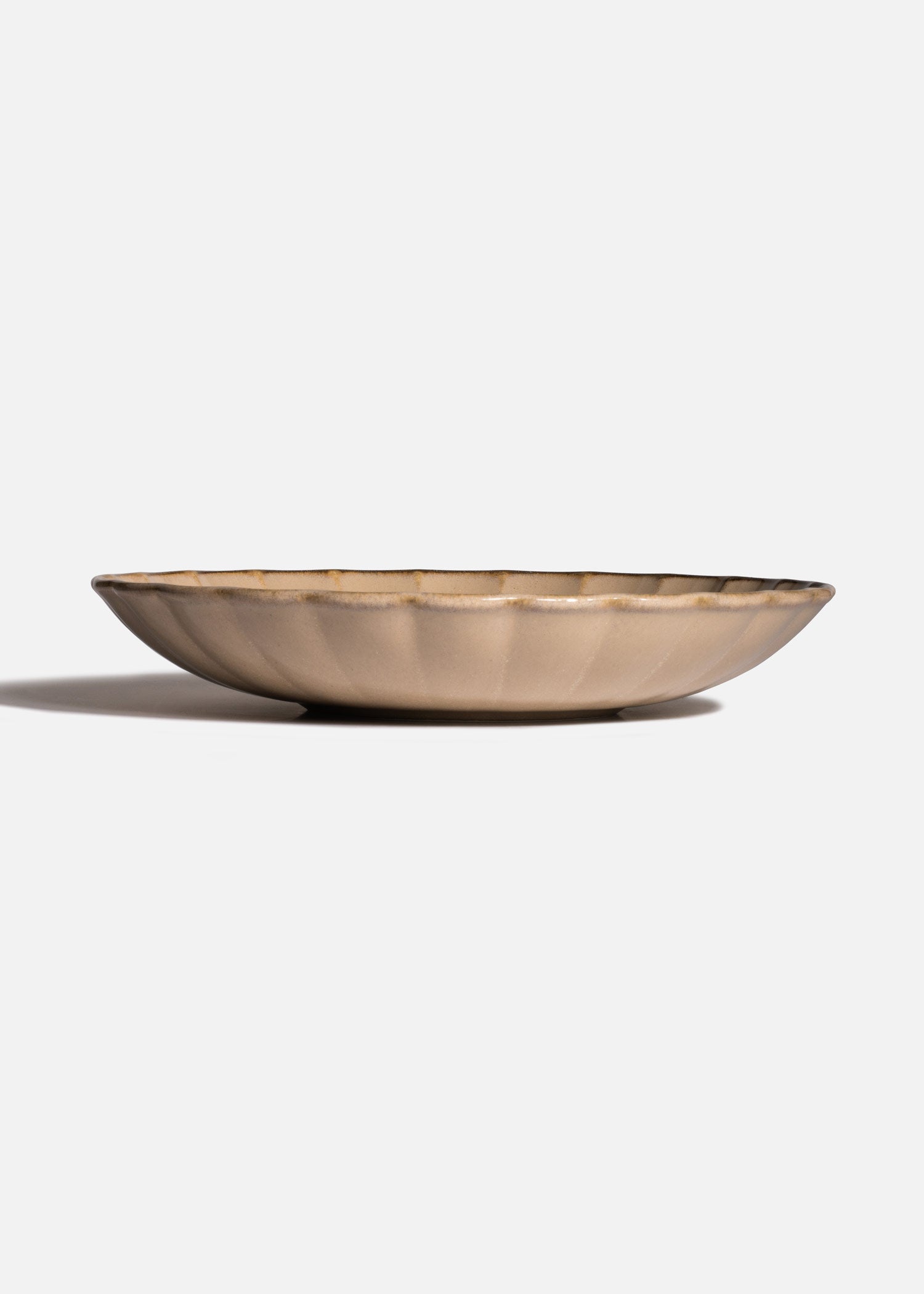 Vista frontal del plato hondo East Sand