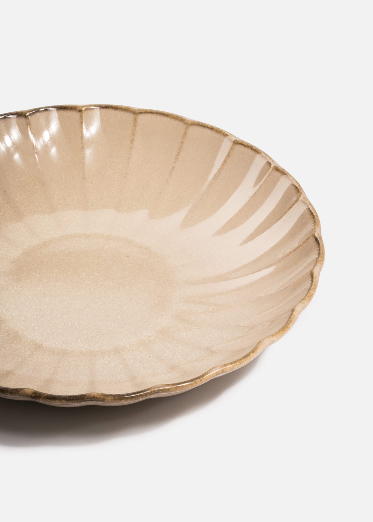 Detalle del borde ondulado del plato East Sand