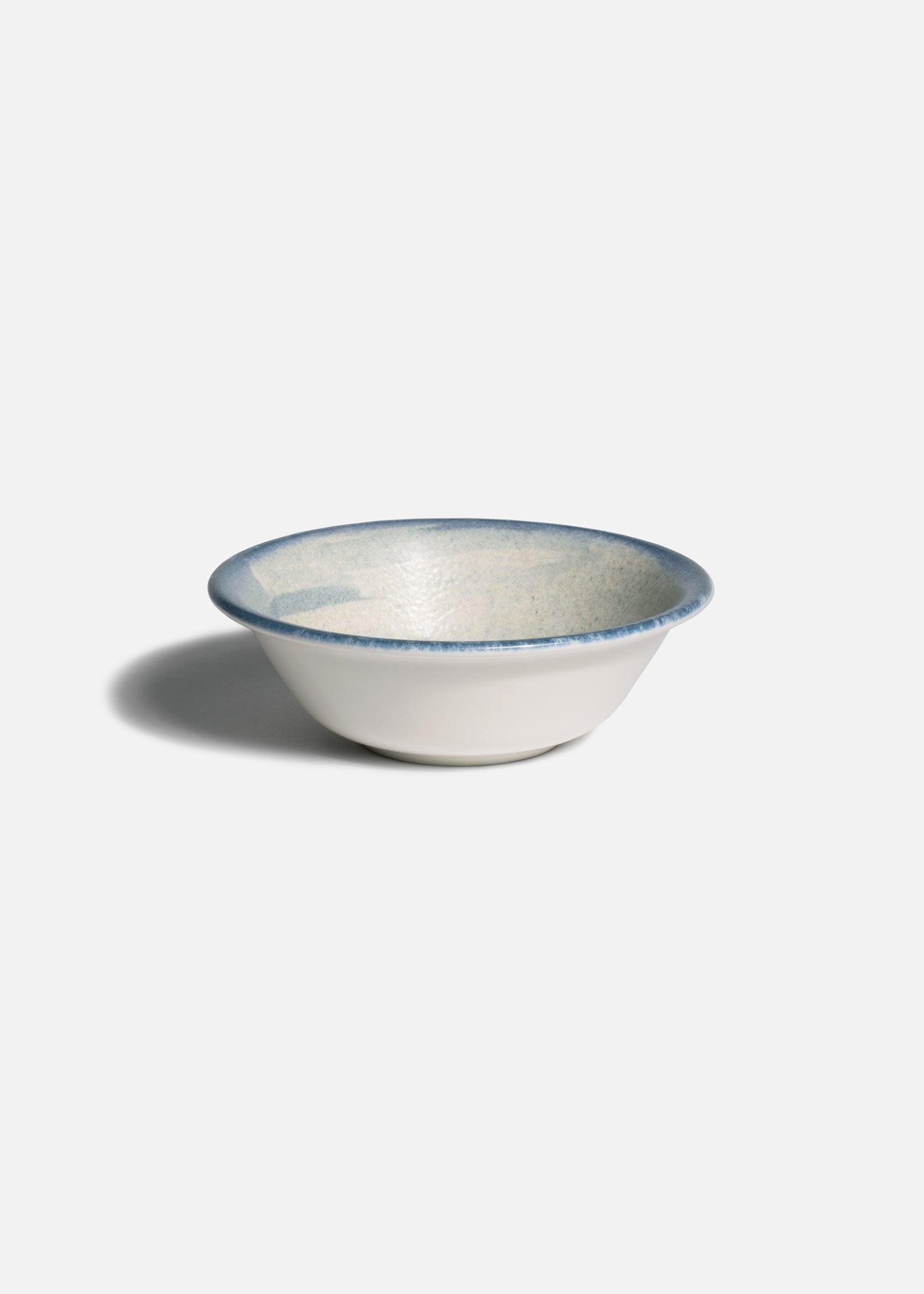 Plato de porcelana blanco con borde azul para sopa