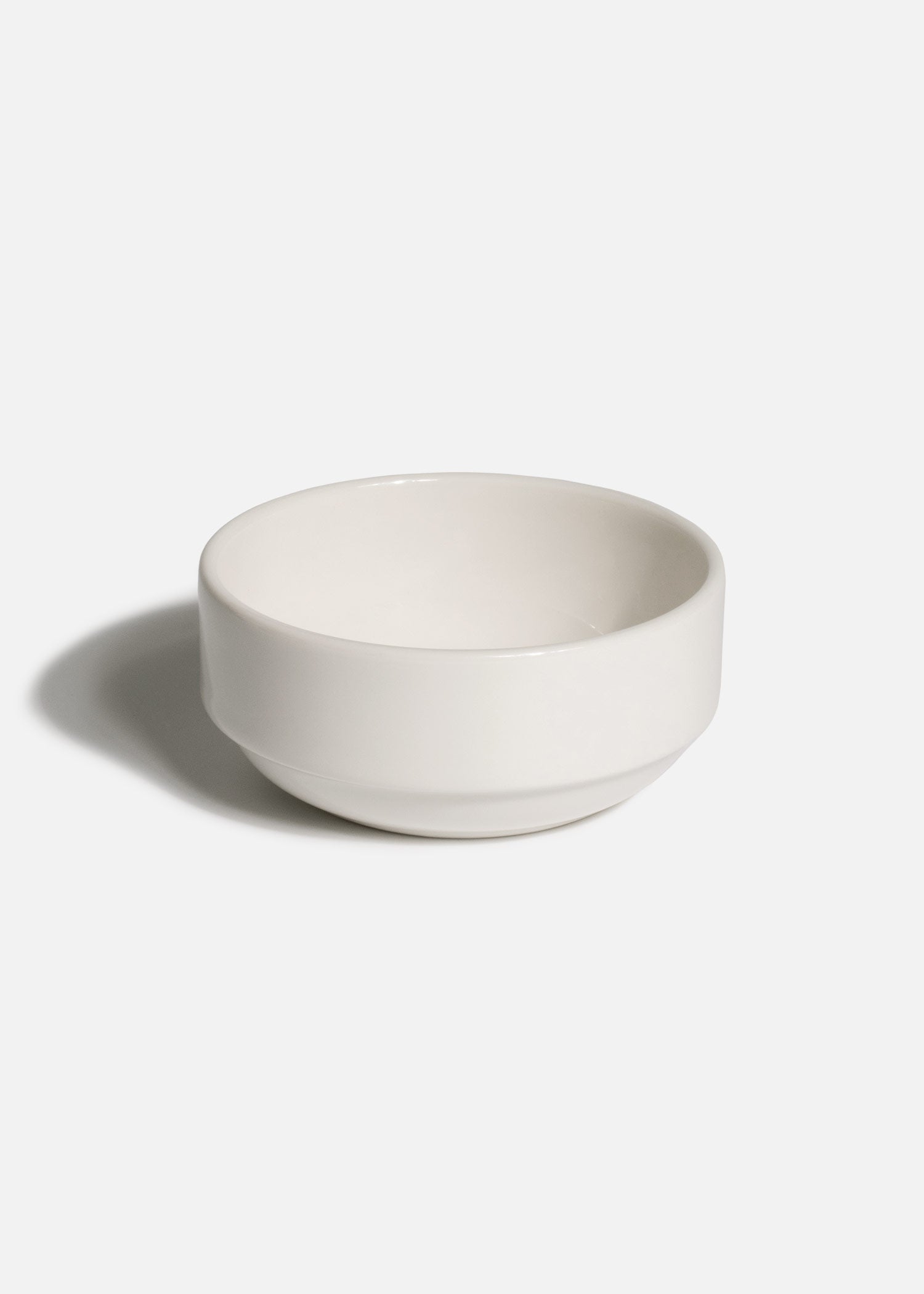 Plato hondo pequeño de porcelana blanca para sopa
