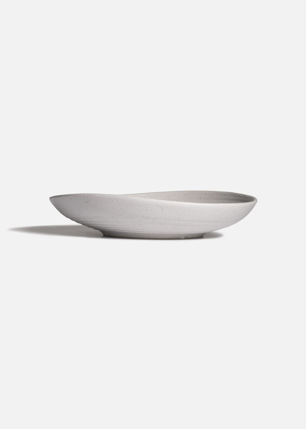 Vista lateral del plato hondo Liora Ripple