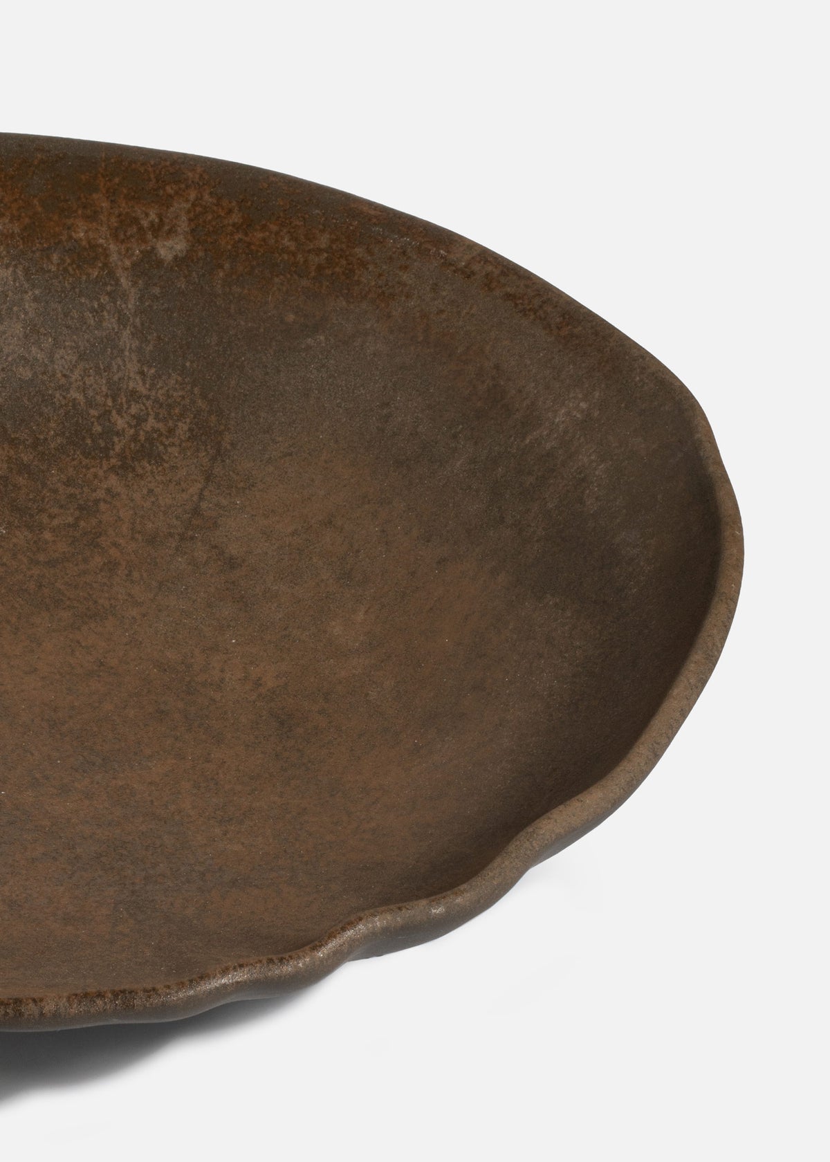 Detalle del esmalte reactivo y borde orgánico del plato hondo Cresta Bazalith de Bonna.