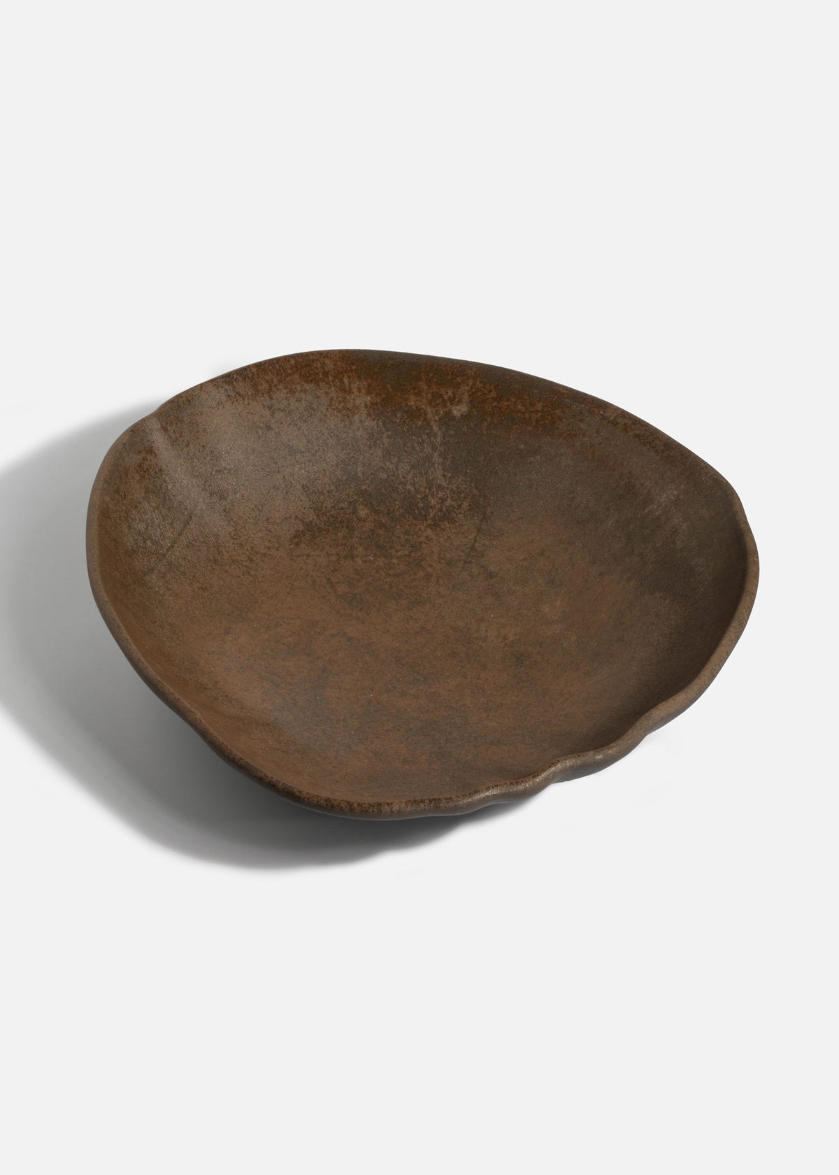 Vista superior del plato hondo de porcelana café Cresta Bazalith de 27 cm.