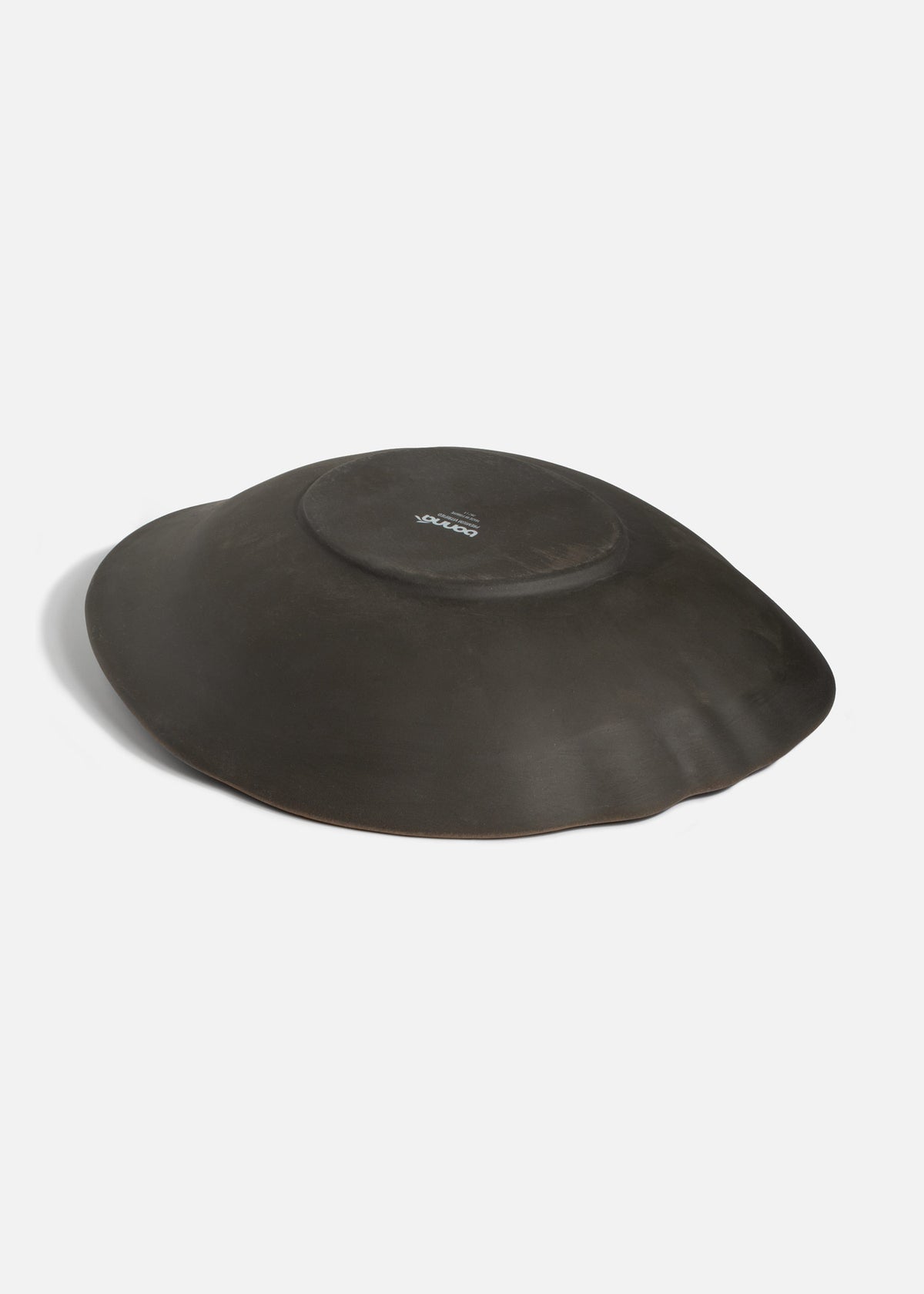 Base y reverso del plato hondo Cresta Bazalith con marca Bonna.