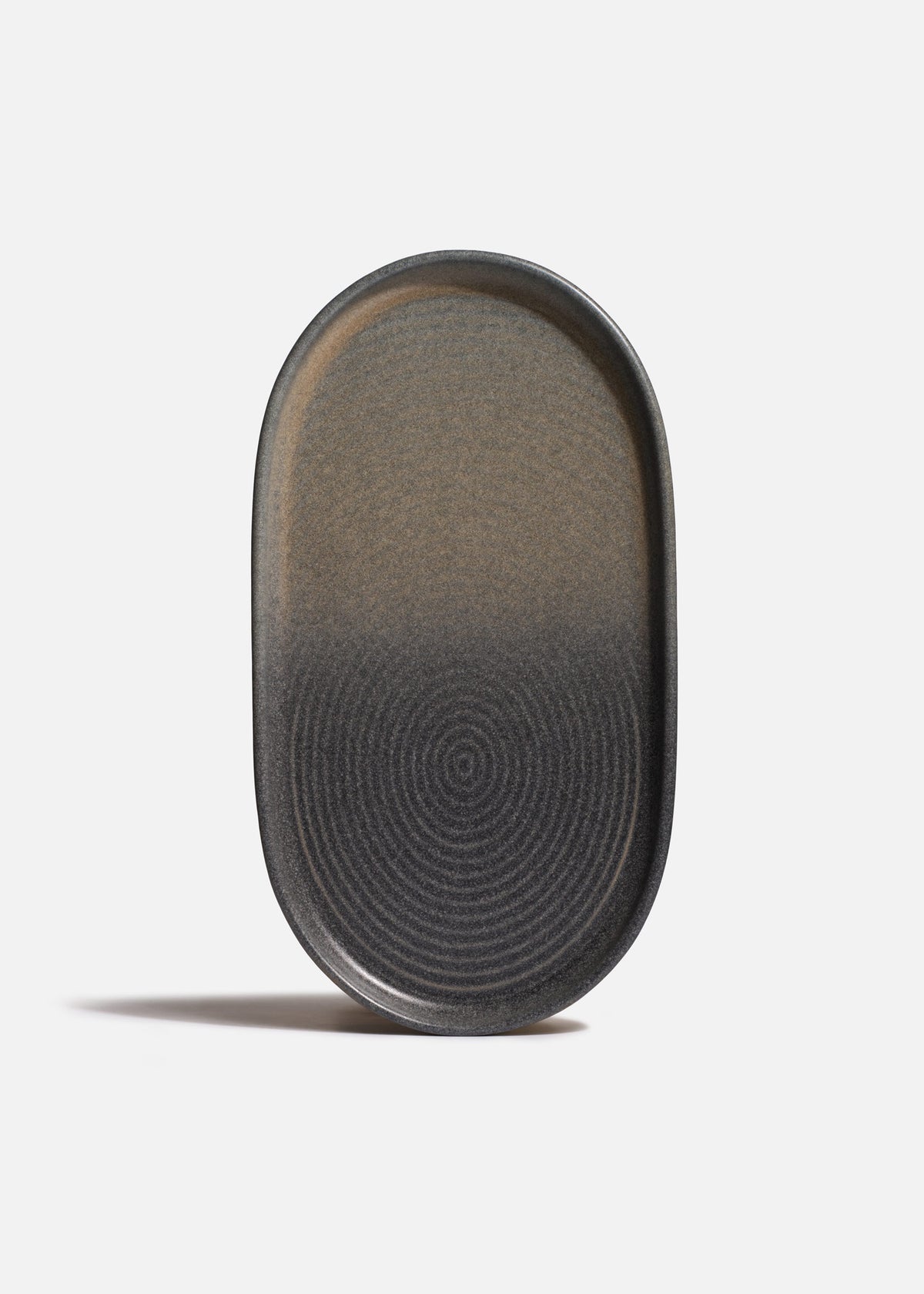 Vista superior del plato ovalado Hornfels Ripple