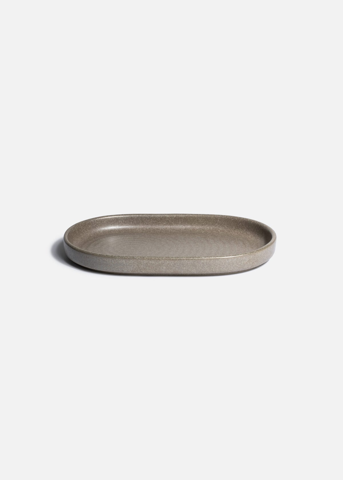 Detalle del borde elevado del plato Adelfa Ripple