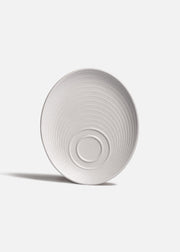 Vista frontal del plato ovalado para taza Liora Ripple