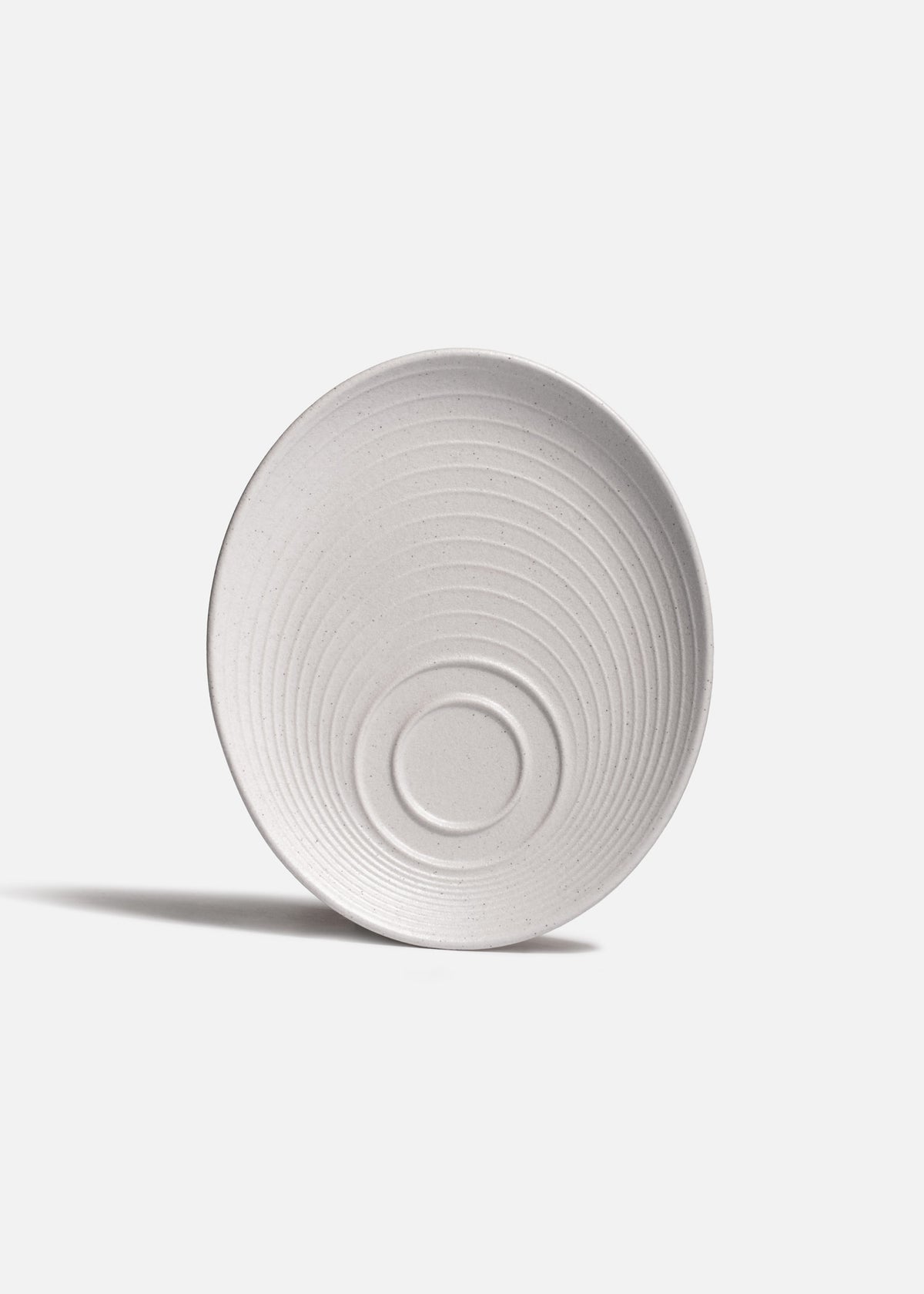 Vista frontal del plato ovalado para taza Liora Ripple