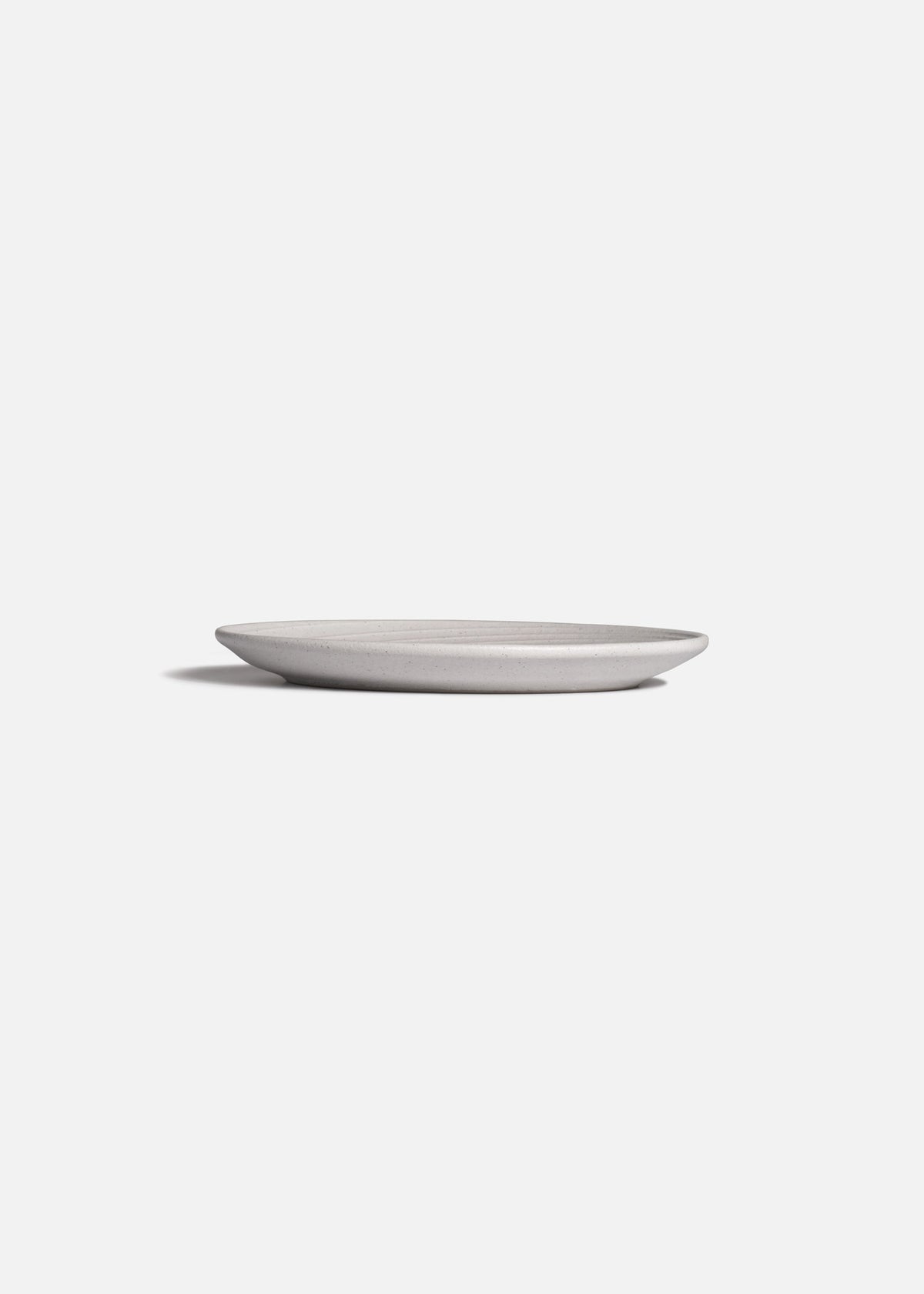 Detalle del espacio circular para taza del plato Liora Ripple