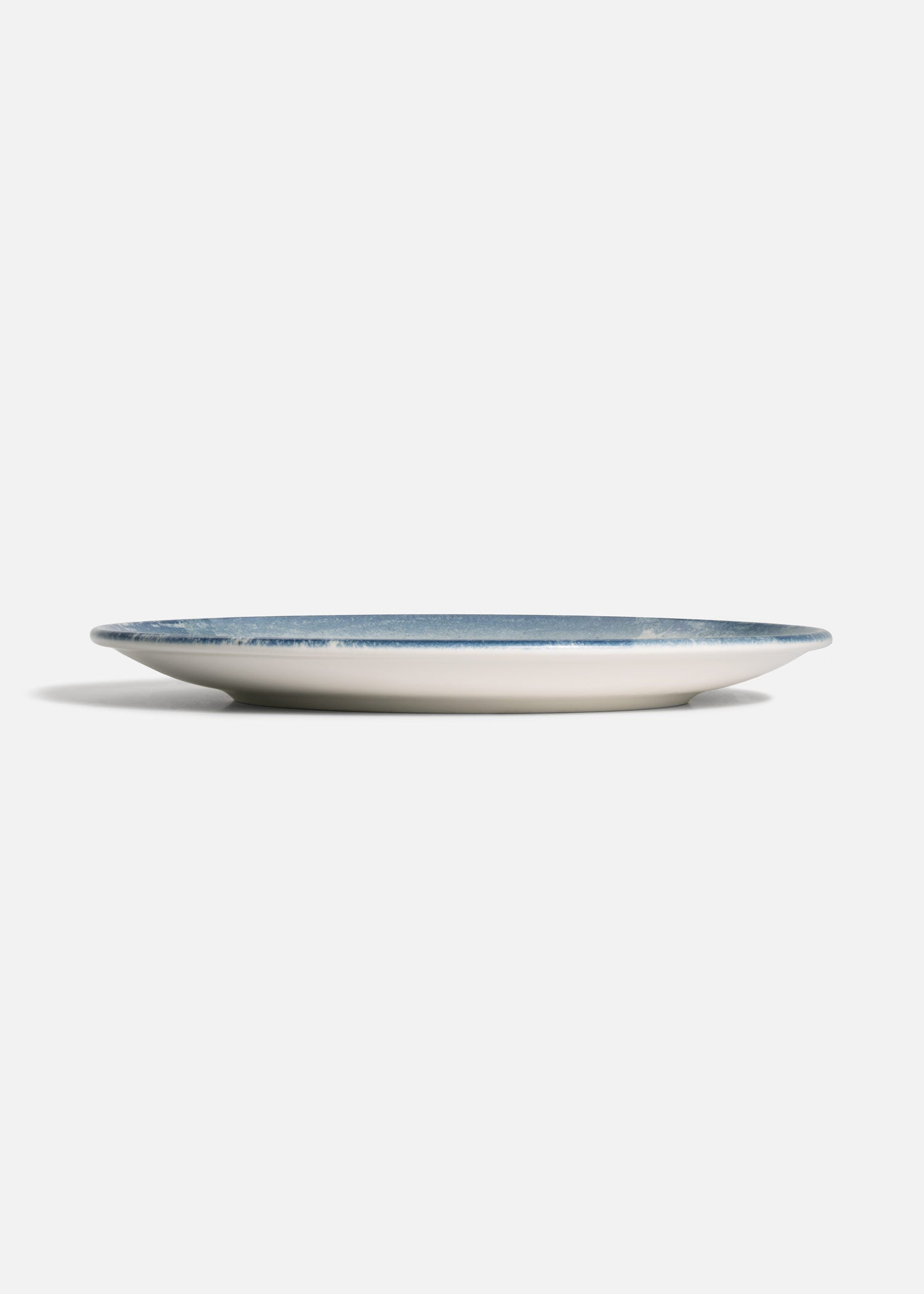Plato Harena blanco con trazos circulares azules
