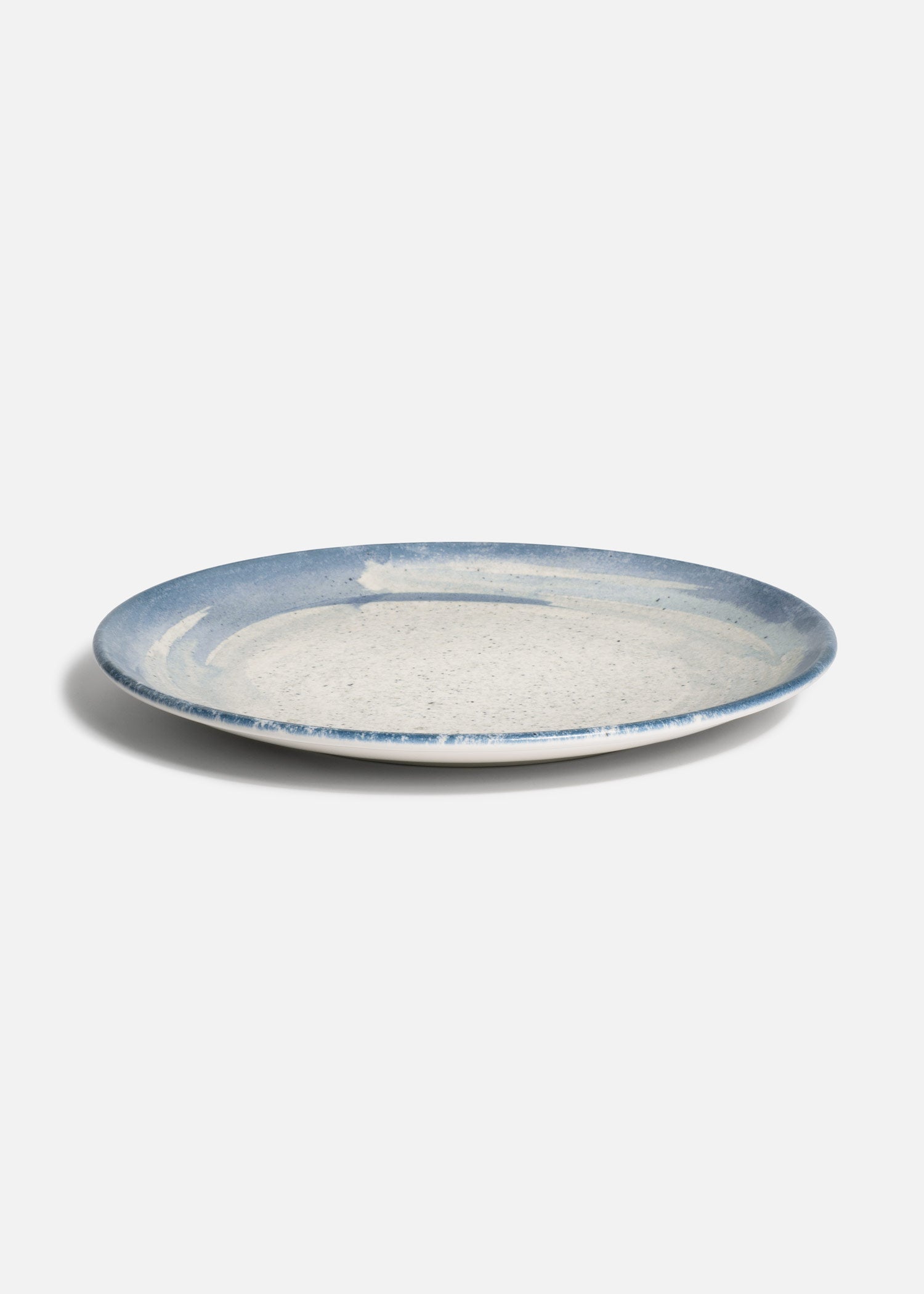 Detalle del borde azul del plato de porcelana Harena
