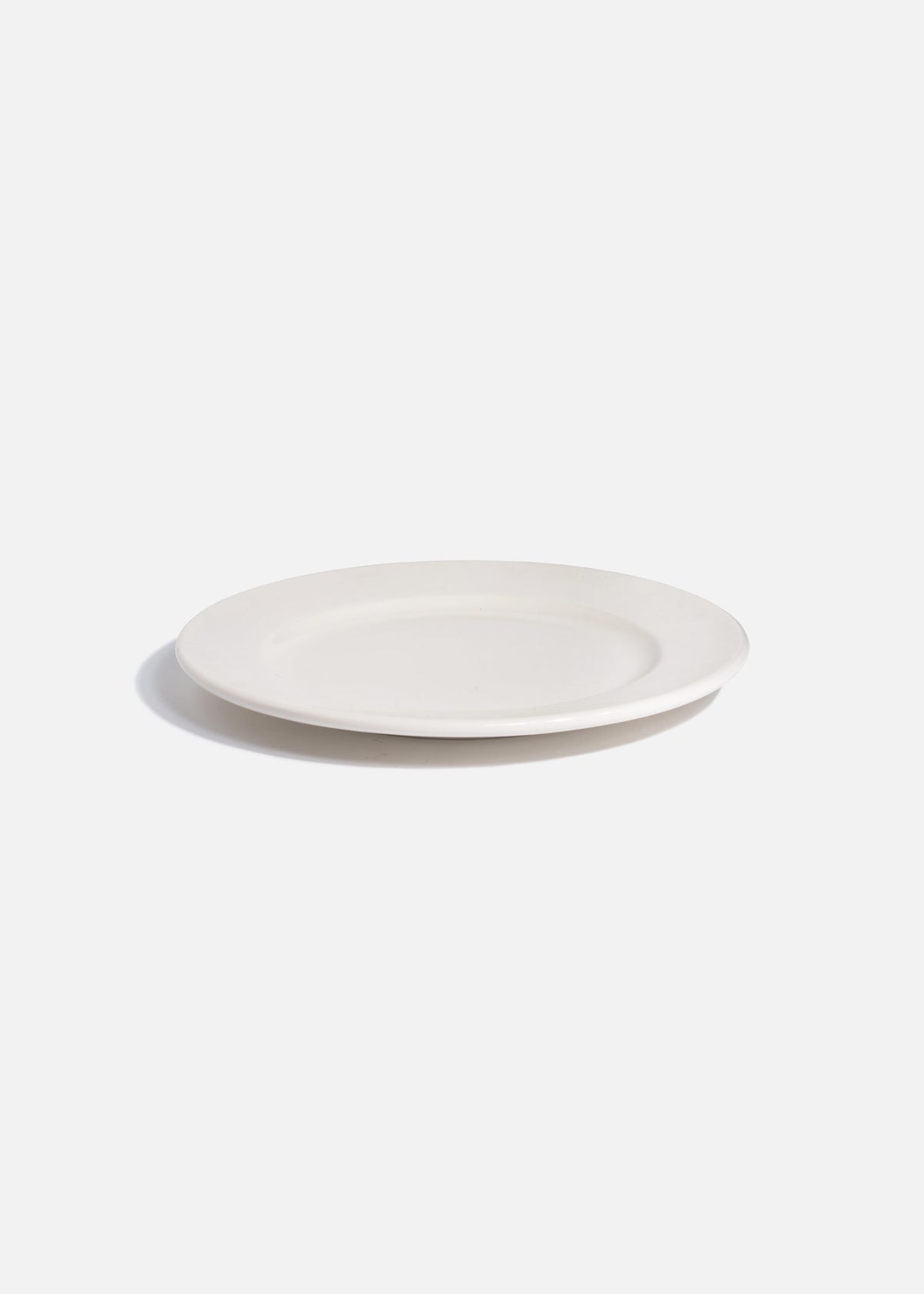 Plato trinche Bonna Banquet de porcelana blanca de 23 cm, vista completa.