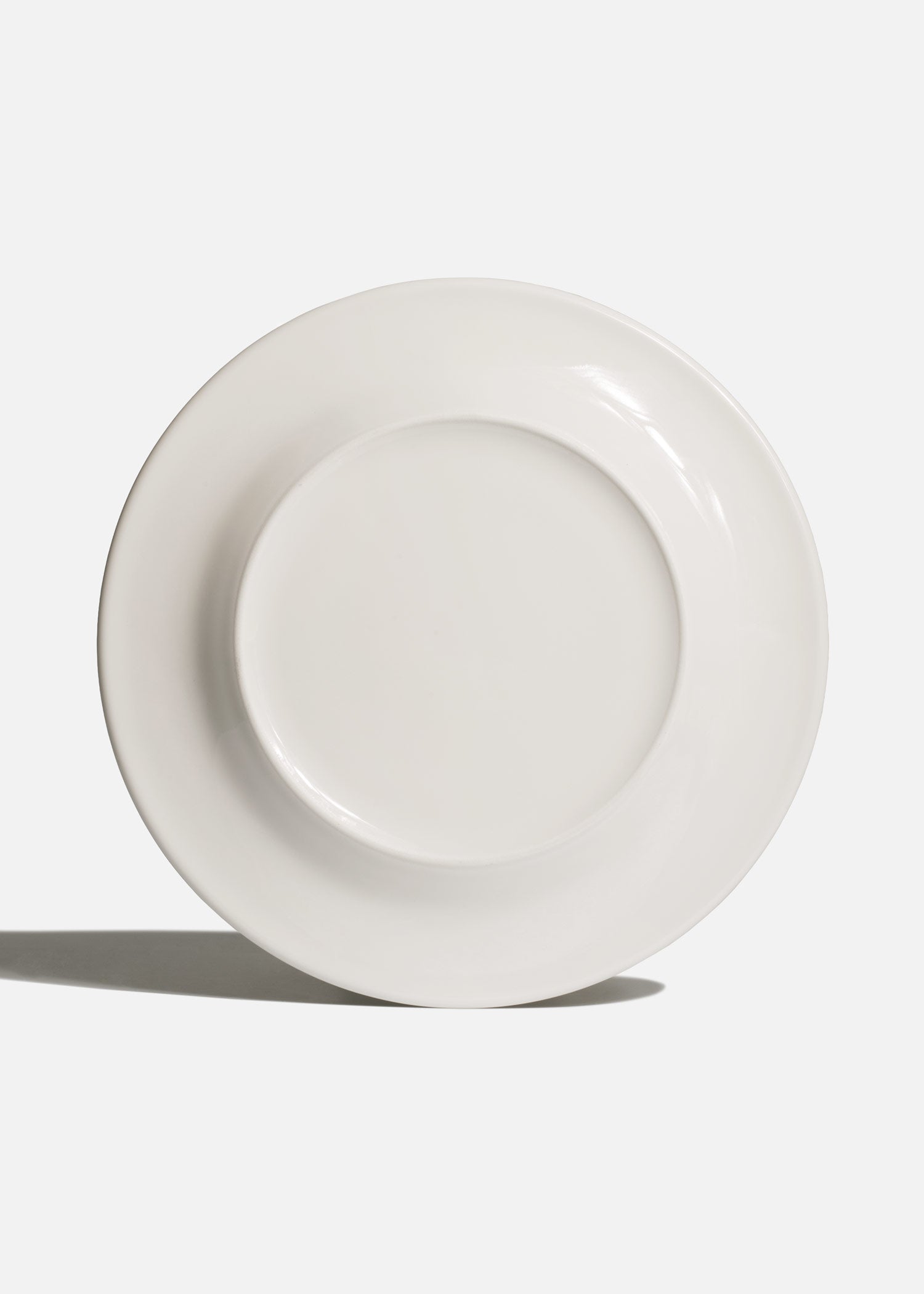 Plato de porcelana blanco con centro plano y ala amplia