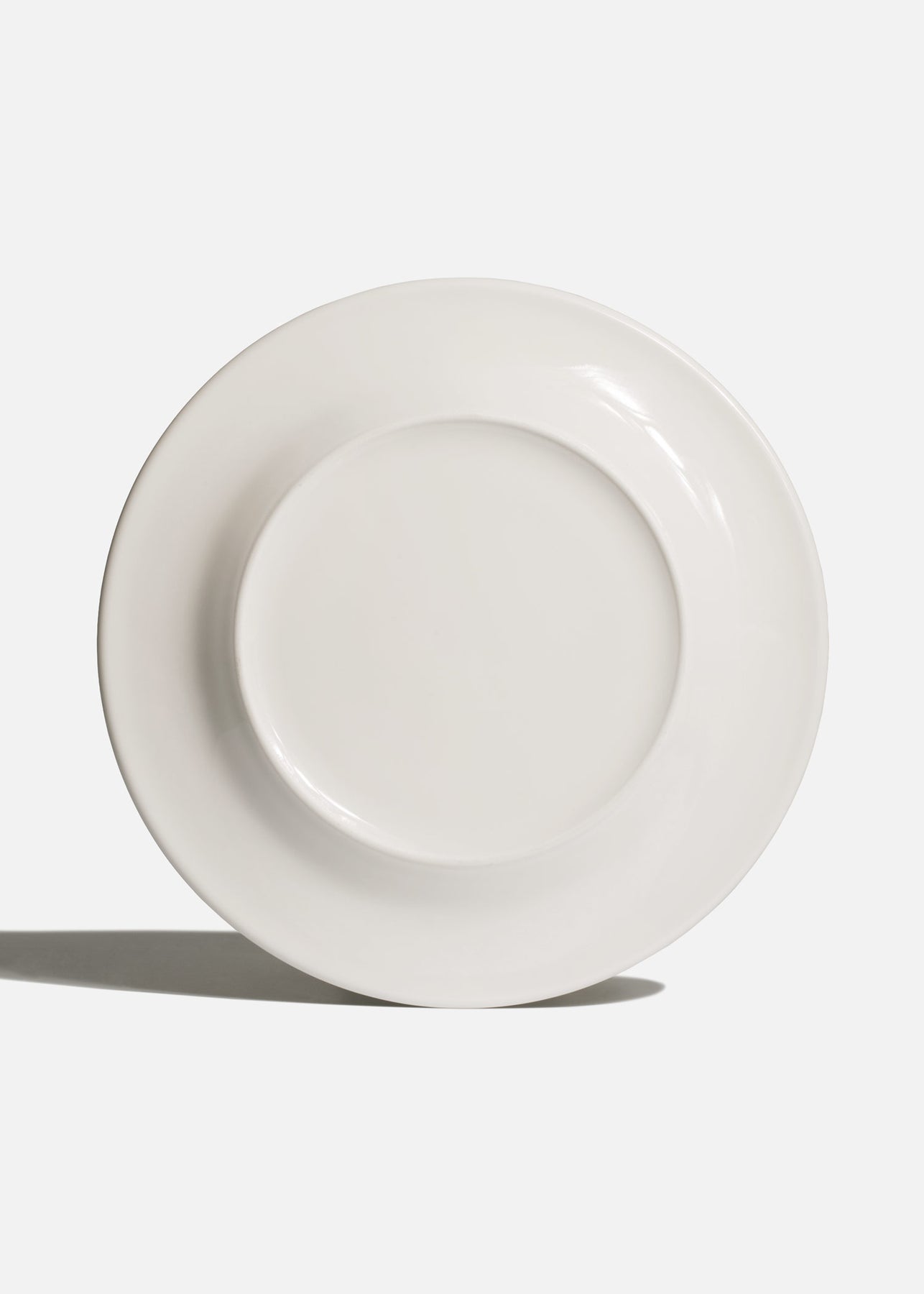 Plato de porcelana blanco con centro plano y ala amplia