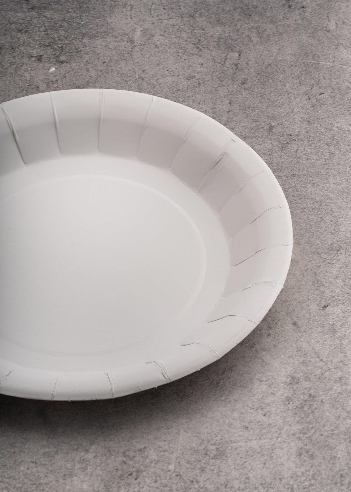 encuentra plato desechable maha