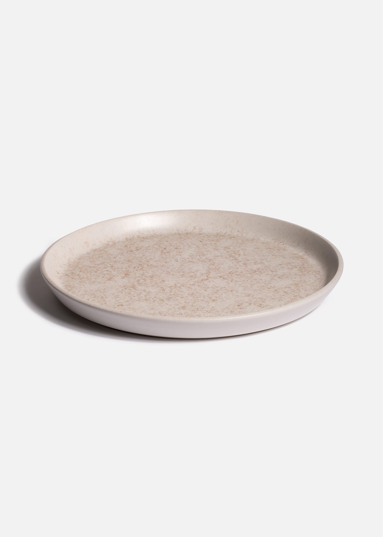 Plato beige con acabado moteado de apariencia mineral