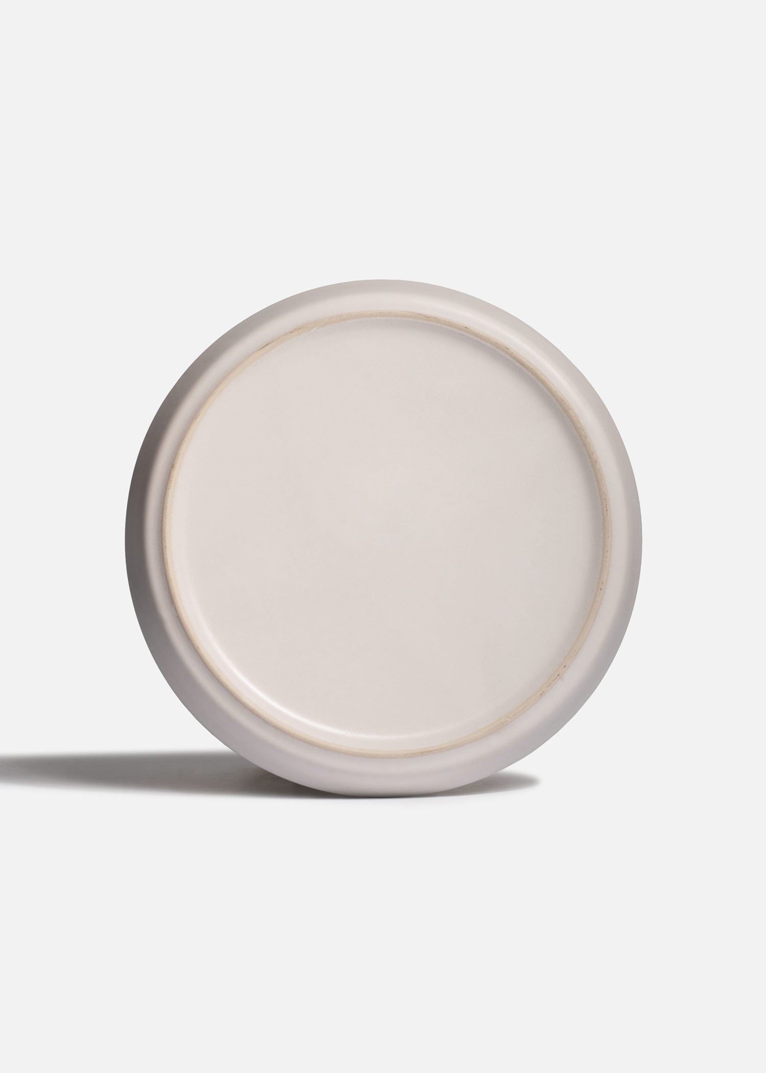 Detalle del filo azul del plato de cerámica blanco