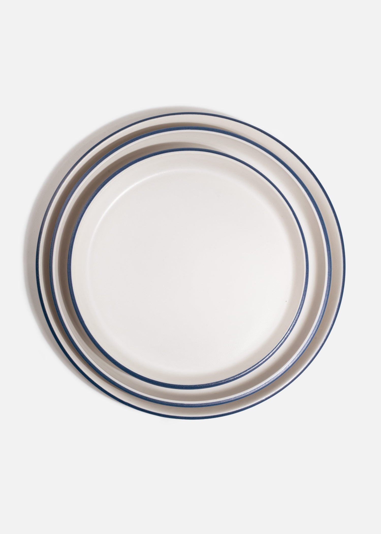 Detalle del borde elevado del plato Alaska filo azul