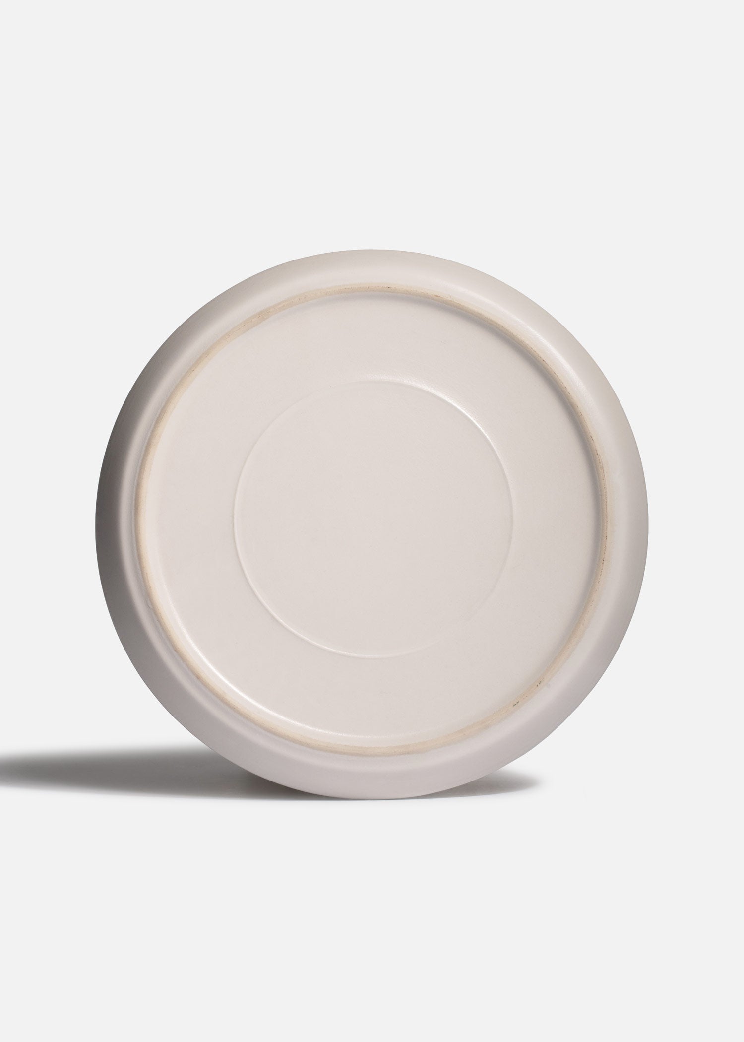 Detalle del filo azul del plato de cerámica blanco