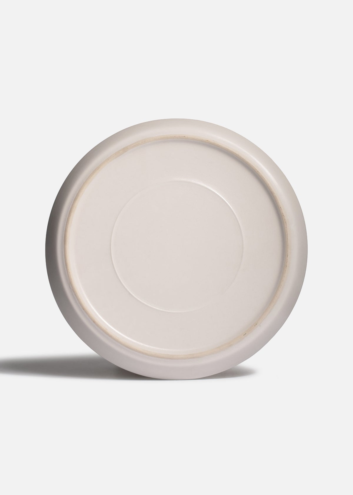 Detalle del filo azul del plato de cerámica blanco