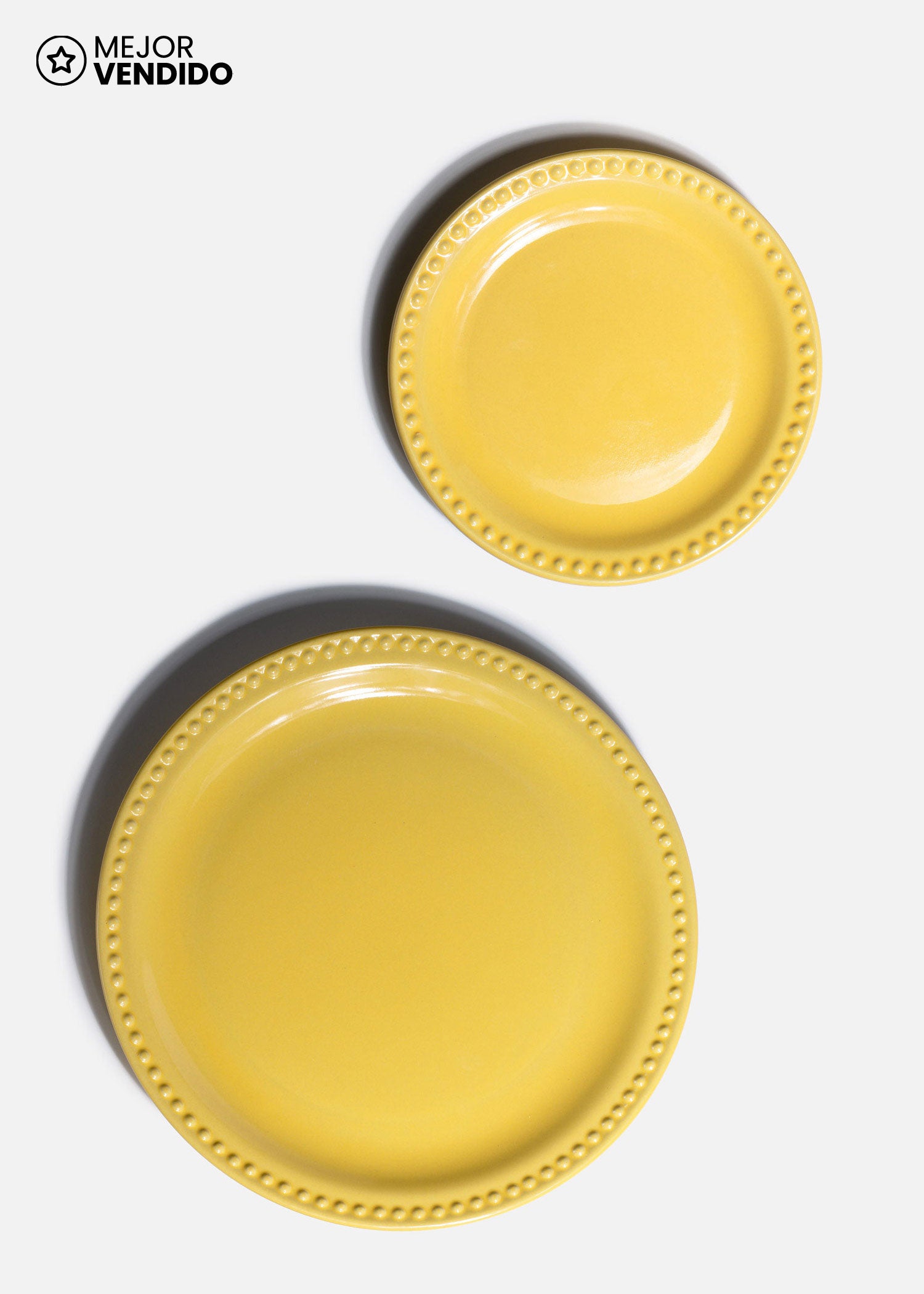 Plato amarillo de cerámica con superficie amplia para emplatado