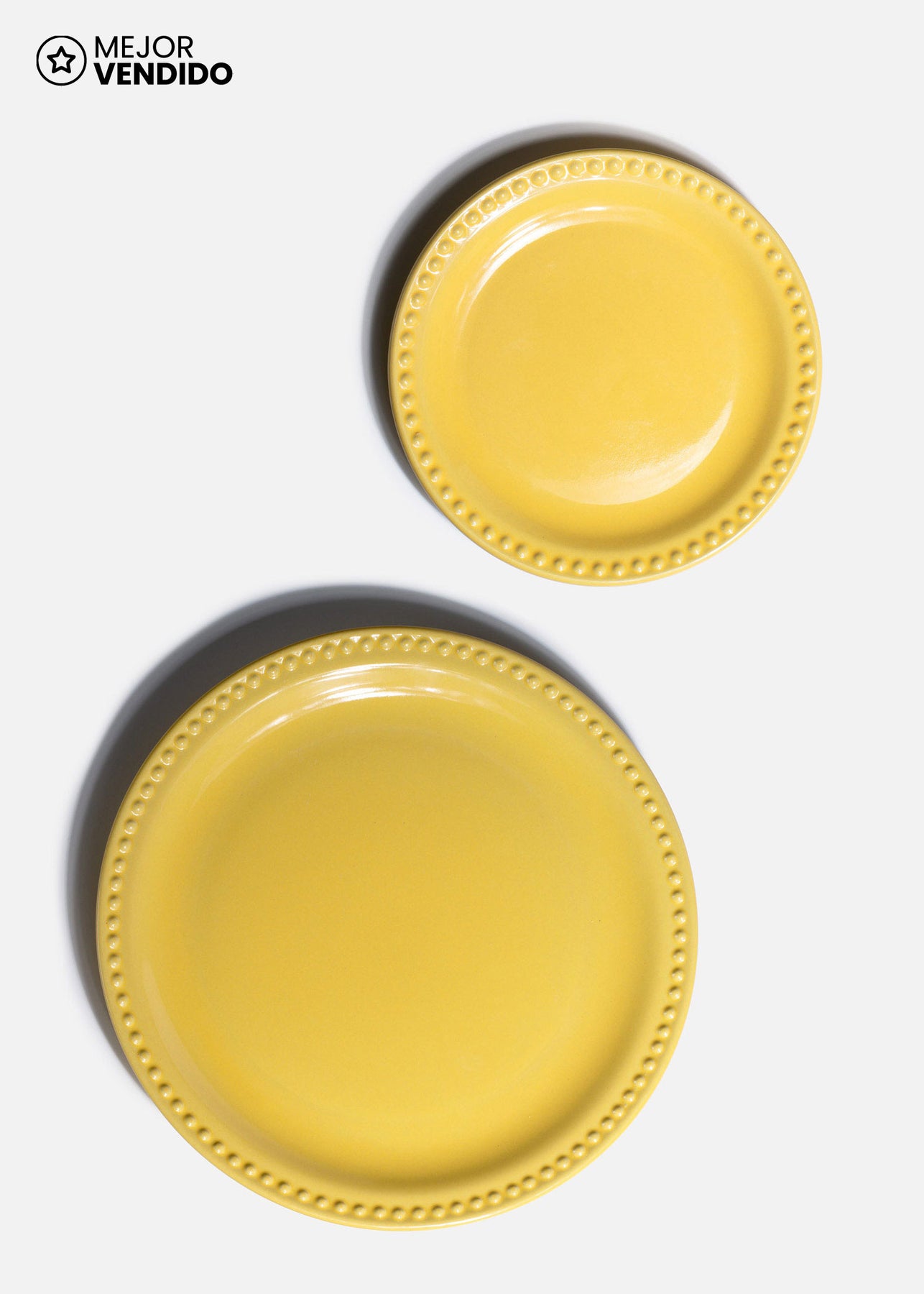 Plato amarillo de cerámica con superficie amplia para emplatado