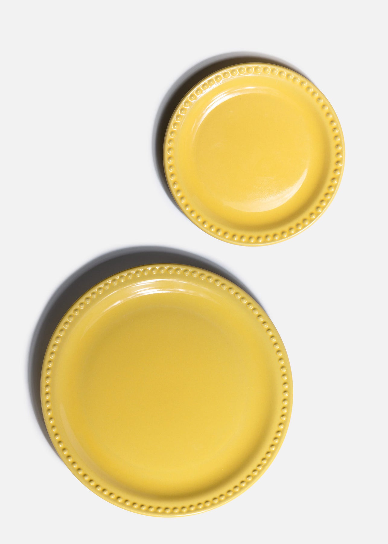 Plato Monet amarillo con ala ancha y borde decorativo