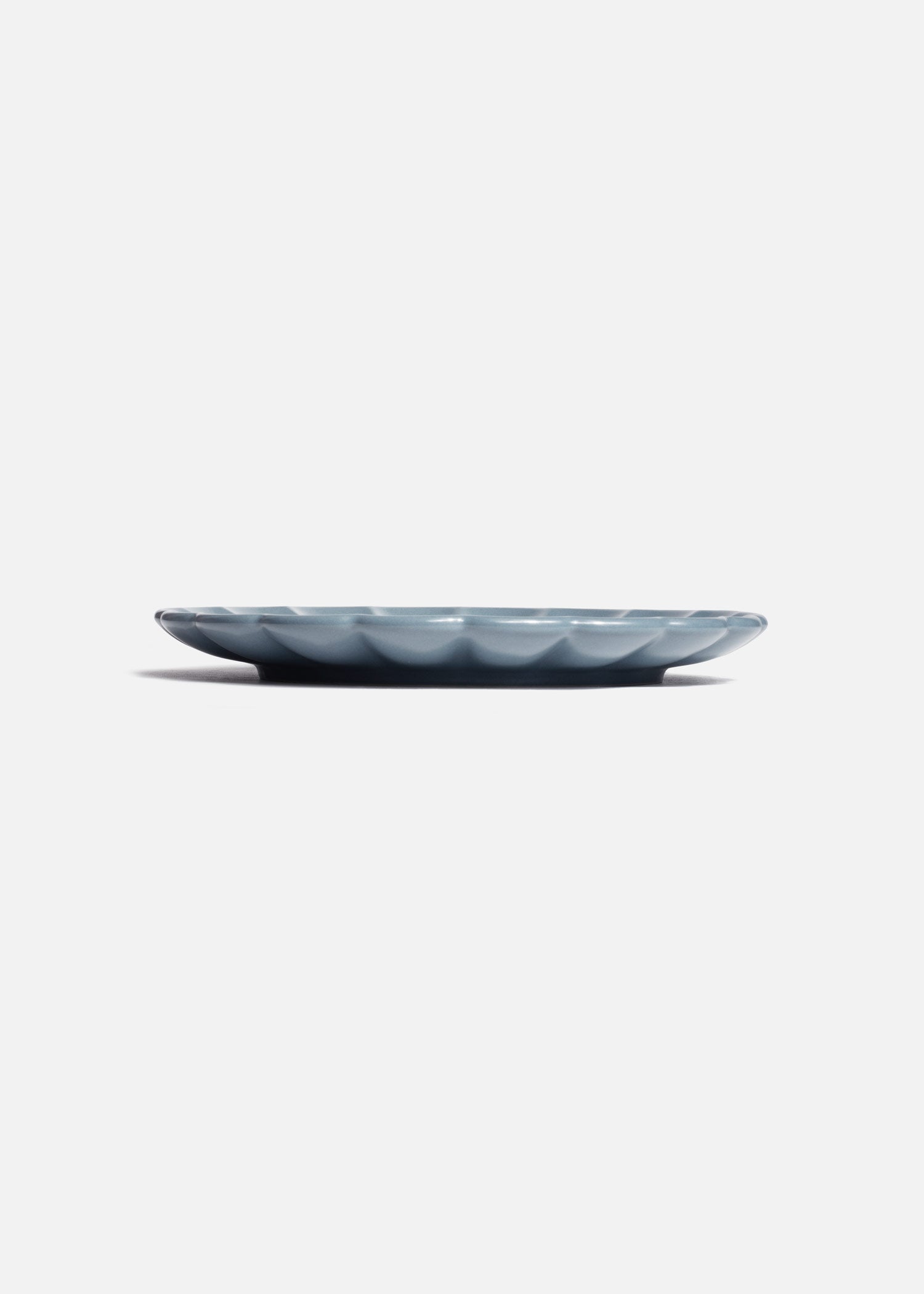 Plato trinche de cerámica premium azul mate Pétalo Ø 22 cm