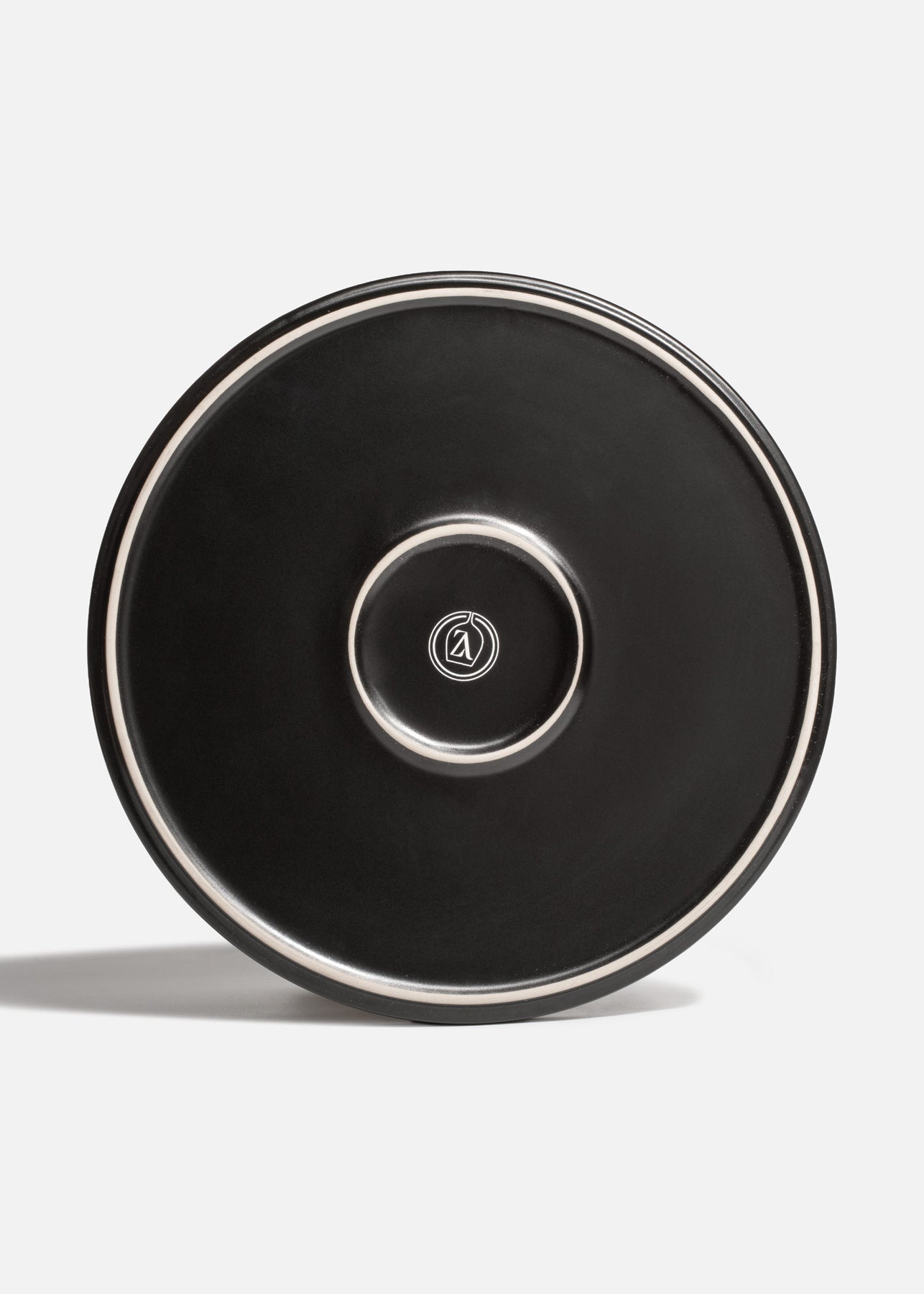 Plato trinche con borde elevado de cerámica premium negro esmalte mate profesional para restaurante y cafeterías Stone Lain Ø 27 cm