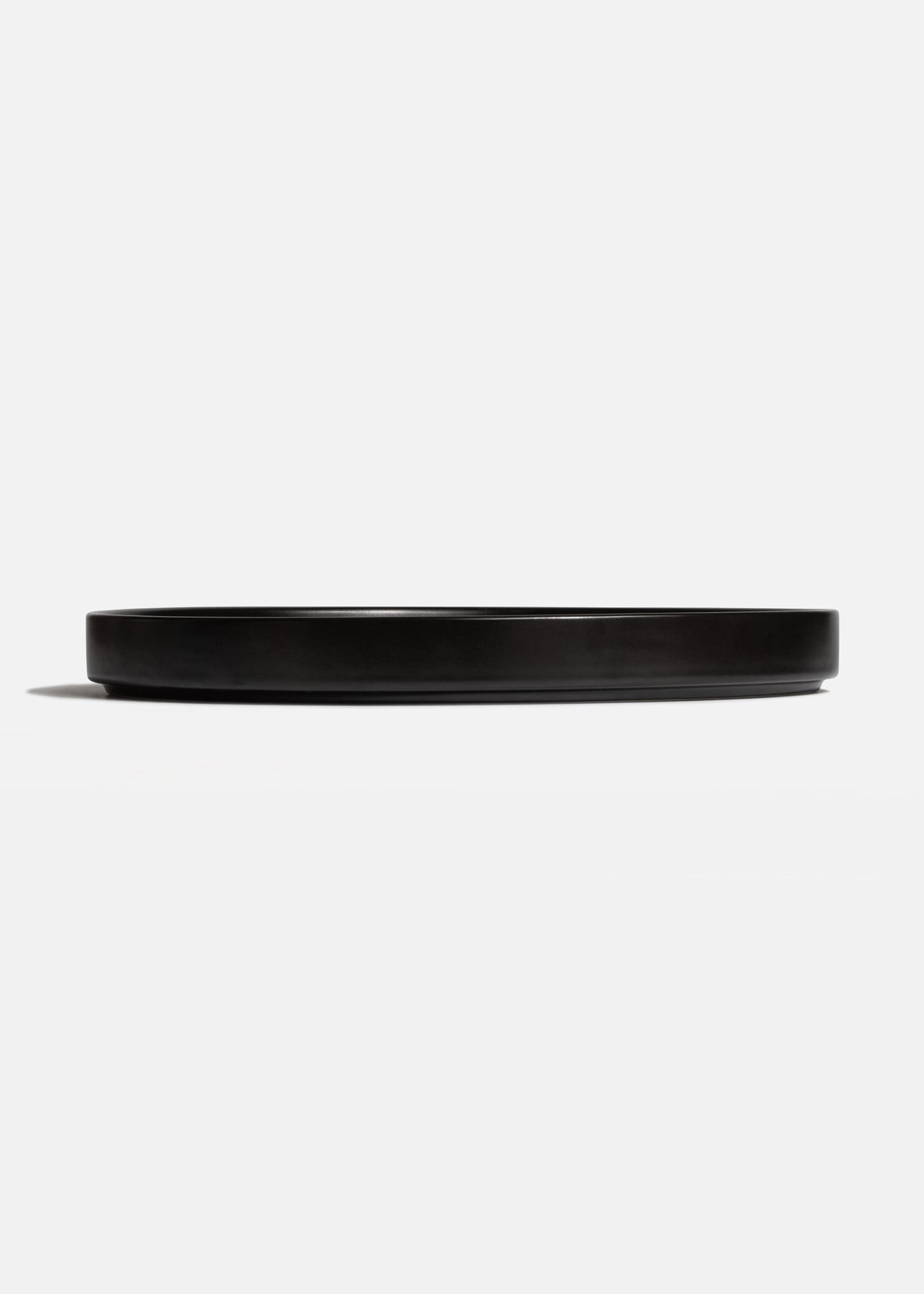 Plato trinche con borde elevado de cerámica premium negro esmalte mate profesional para restaurante y cafeterías Stone Lain Ø 27 cm
