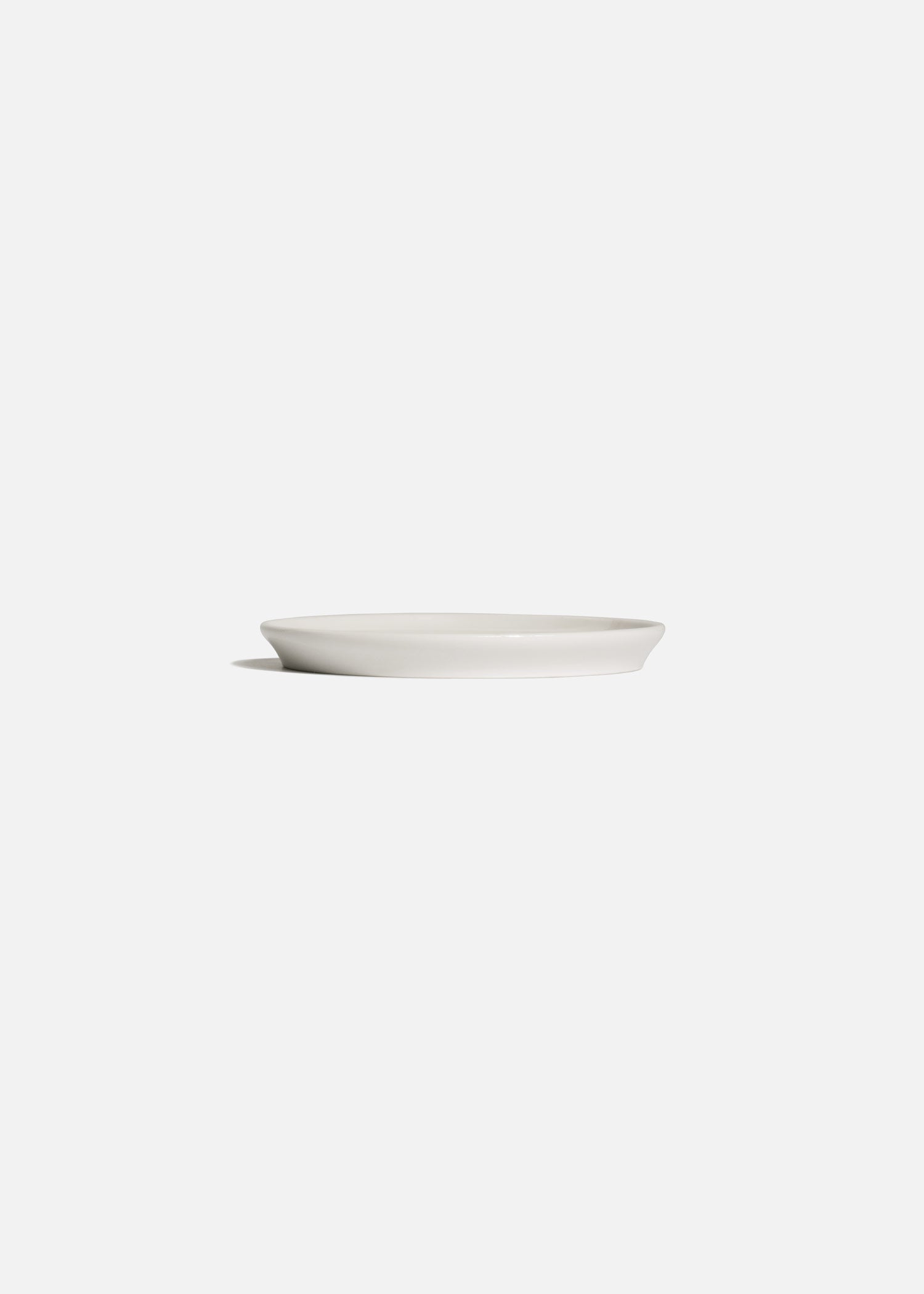 Plato de porcelana blanco con borde estrecho elevado