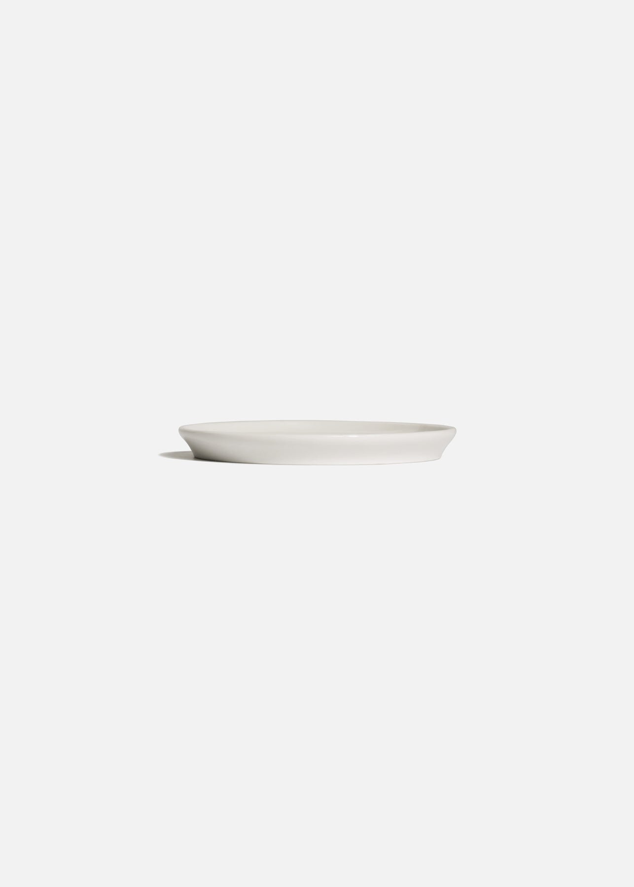 Plato de porcelana blanco con borde estrecho elevado