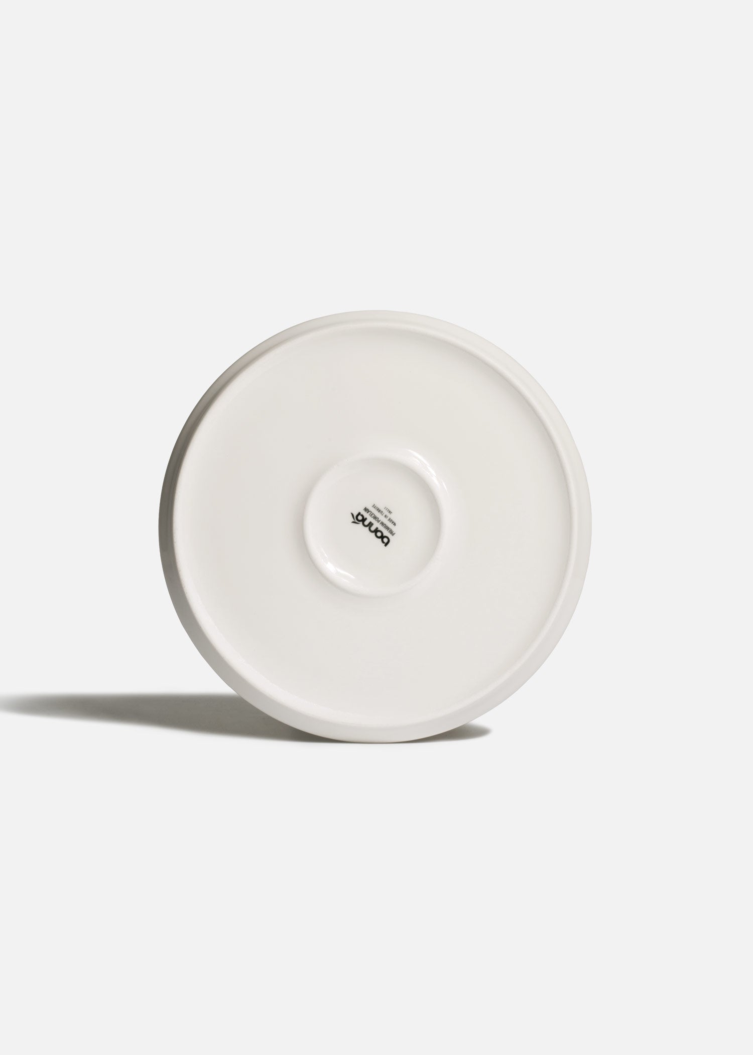 Plato de porcelana blanco con borde estrecho elevado