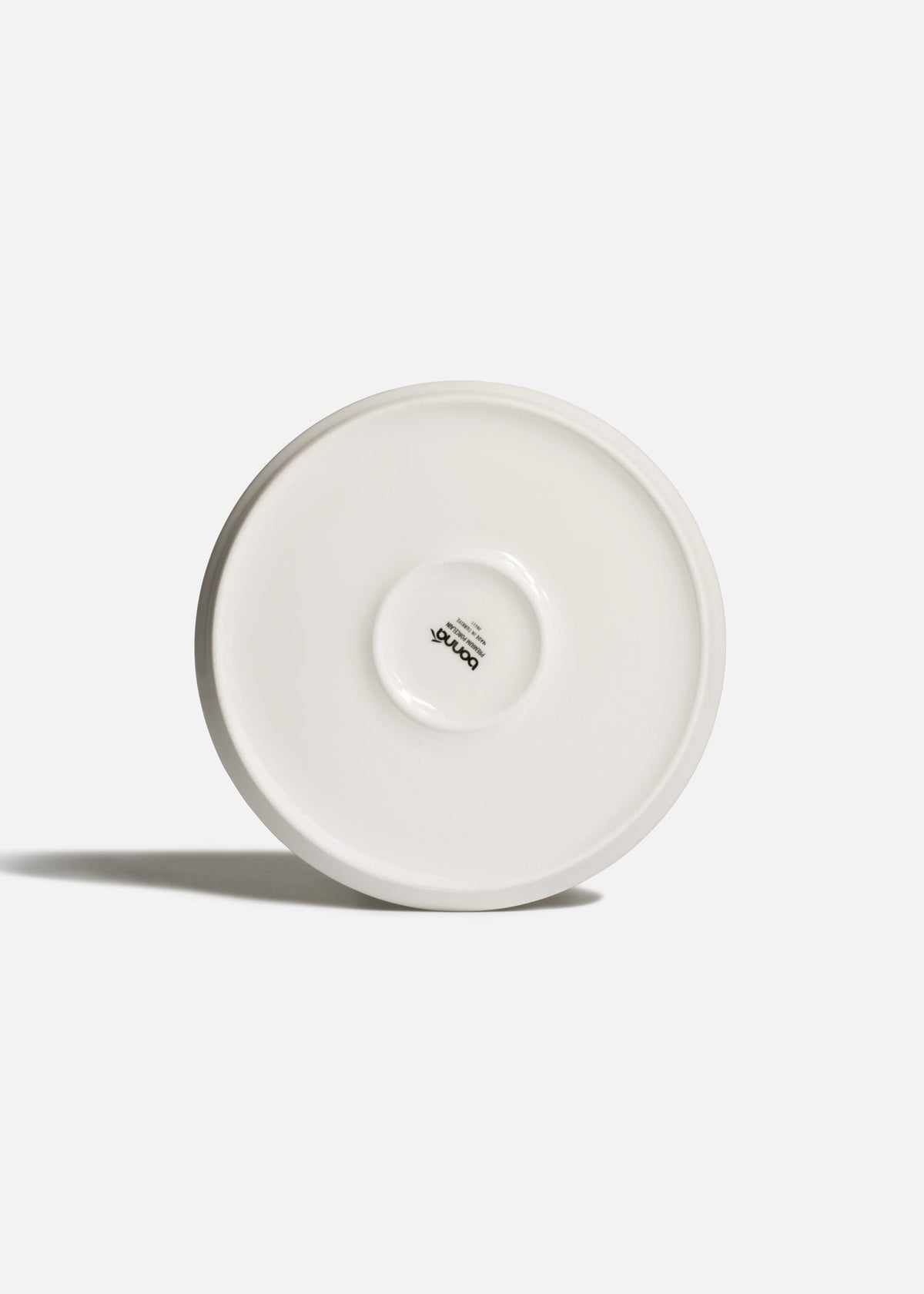 Plato de porcelana blanco con borde estrecho elevado