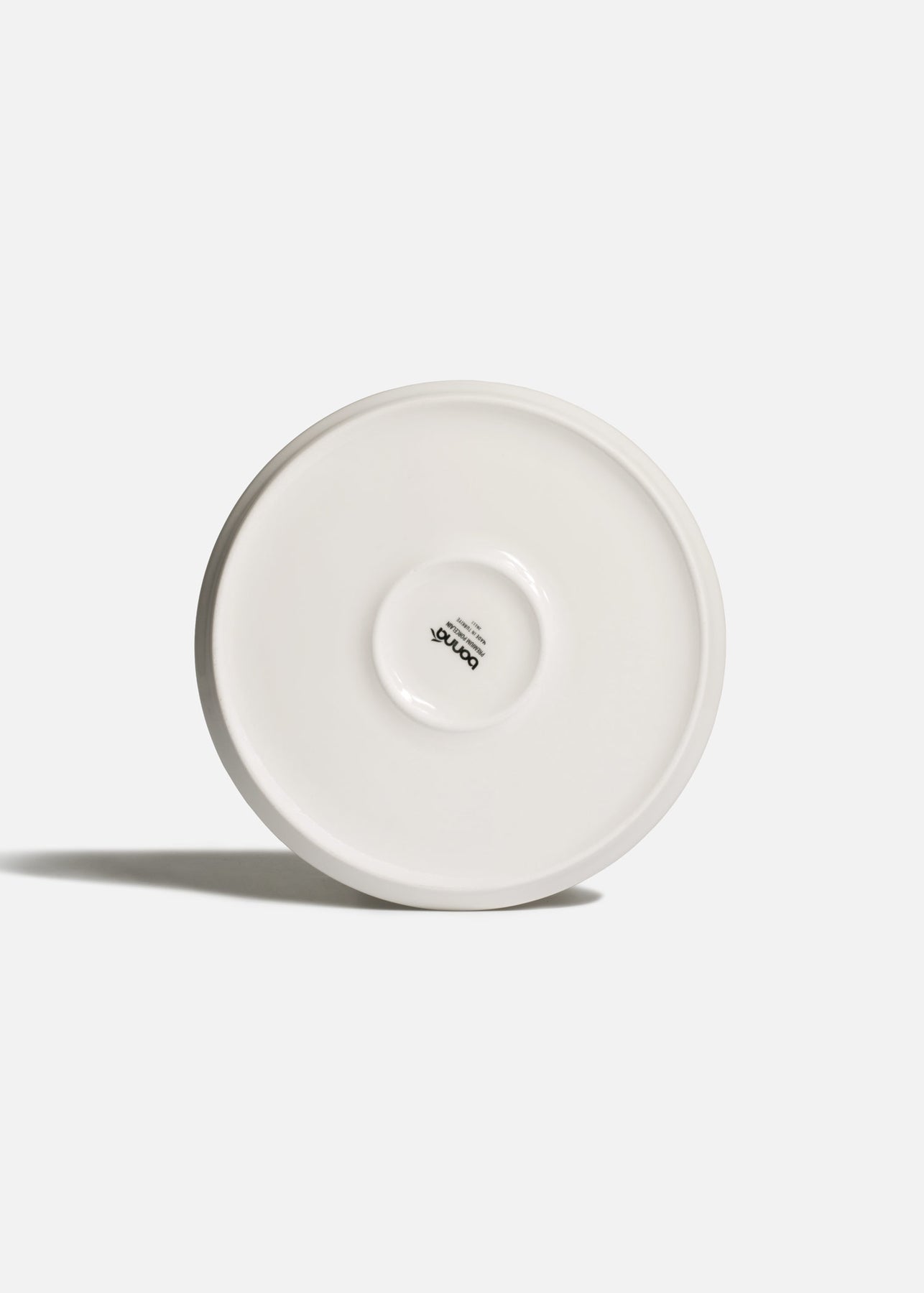 Plato de porcelana blanco con borde estrecho elevado